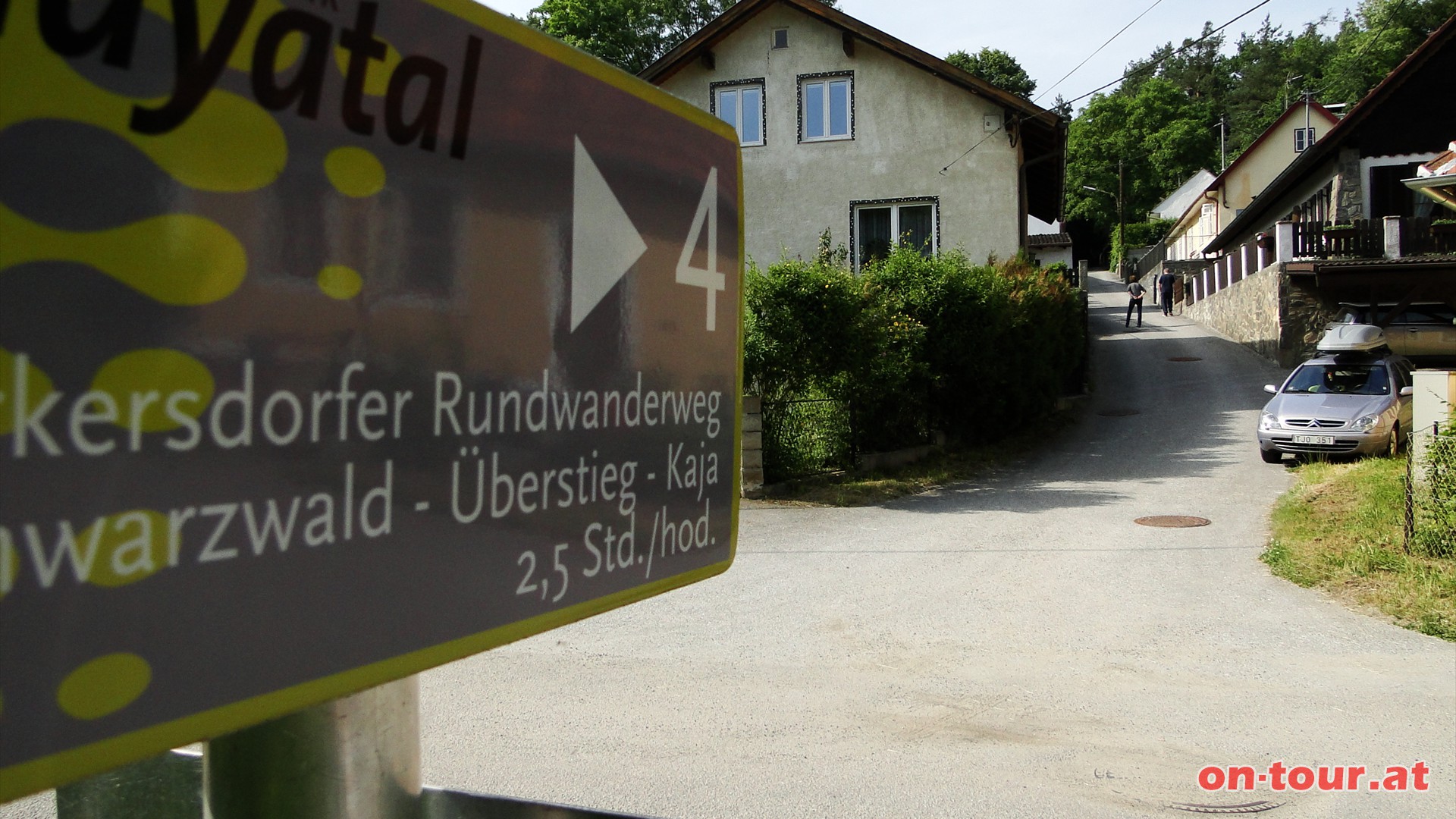 ......Merkersdorf; nun am Merkersdorfer Rundwanderweg 4. Erste Mglichkeit rechts bergauf (Schild).