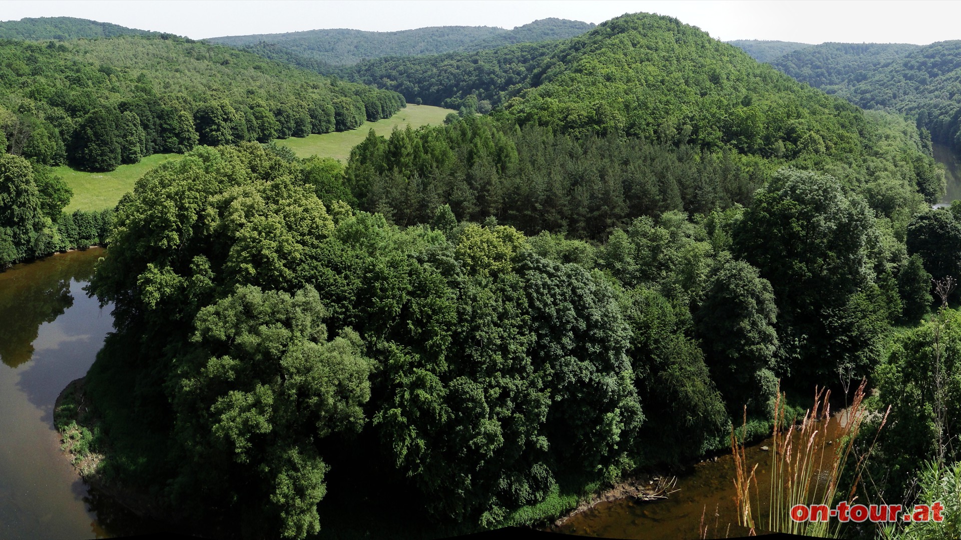 Ein phänomenaler Blick auf die Umlaufberge (Wahrzeichen des Nationalparks) und die Flußschleifen.