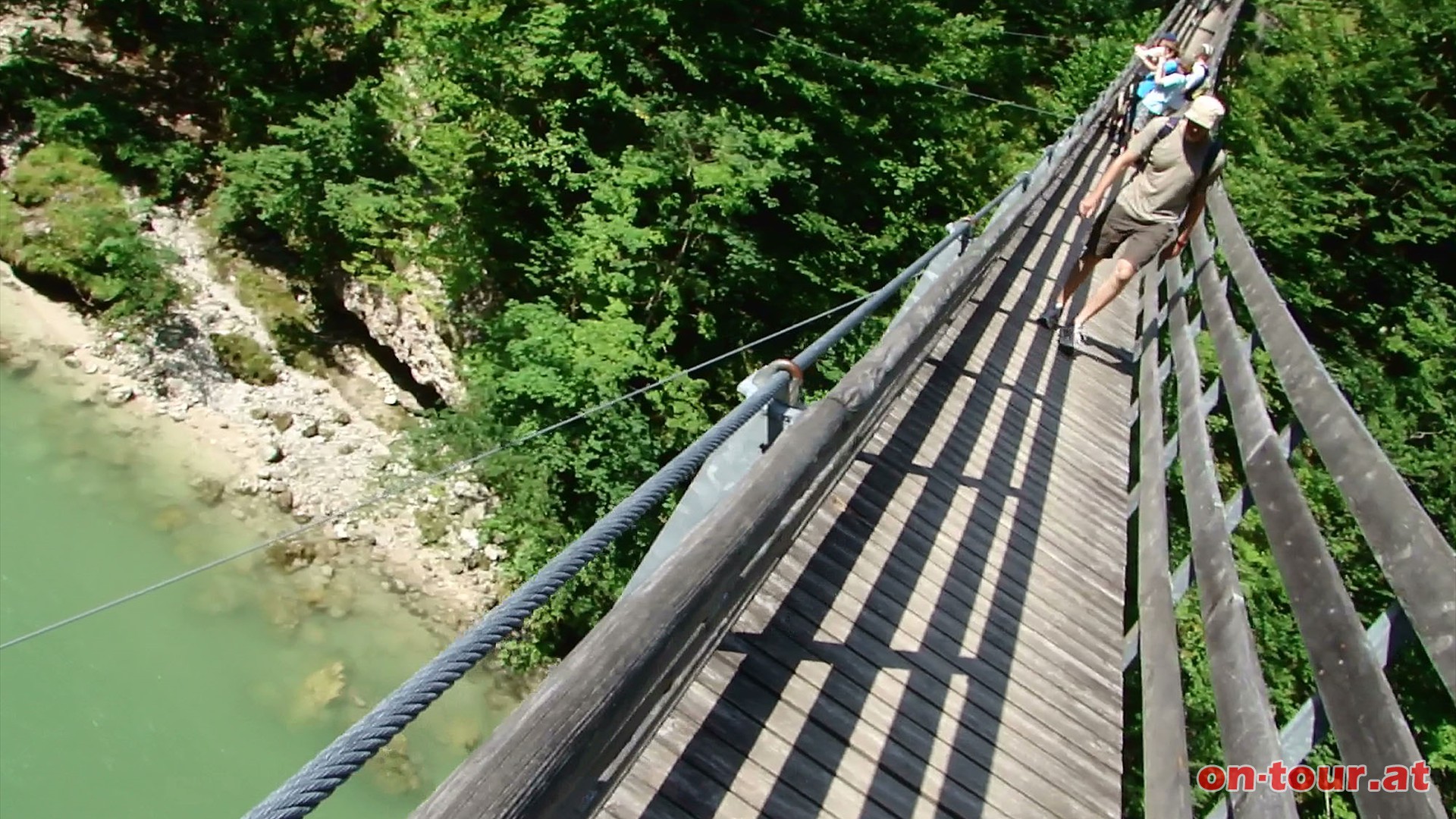 Über die 65 m lange abenteuerliche Stahlseilhängebrücke wird die Salza überquert.