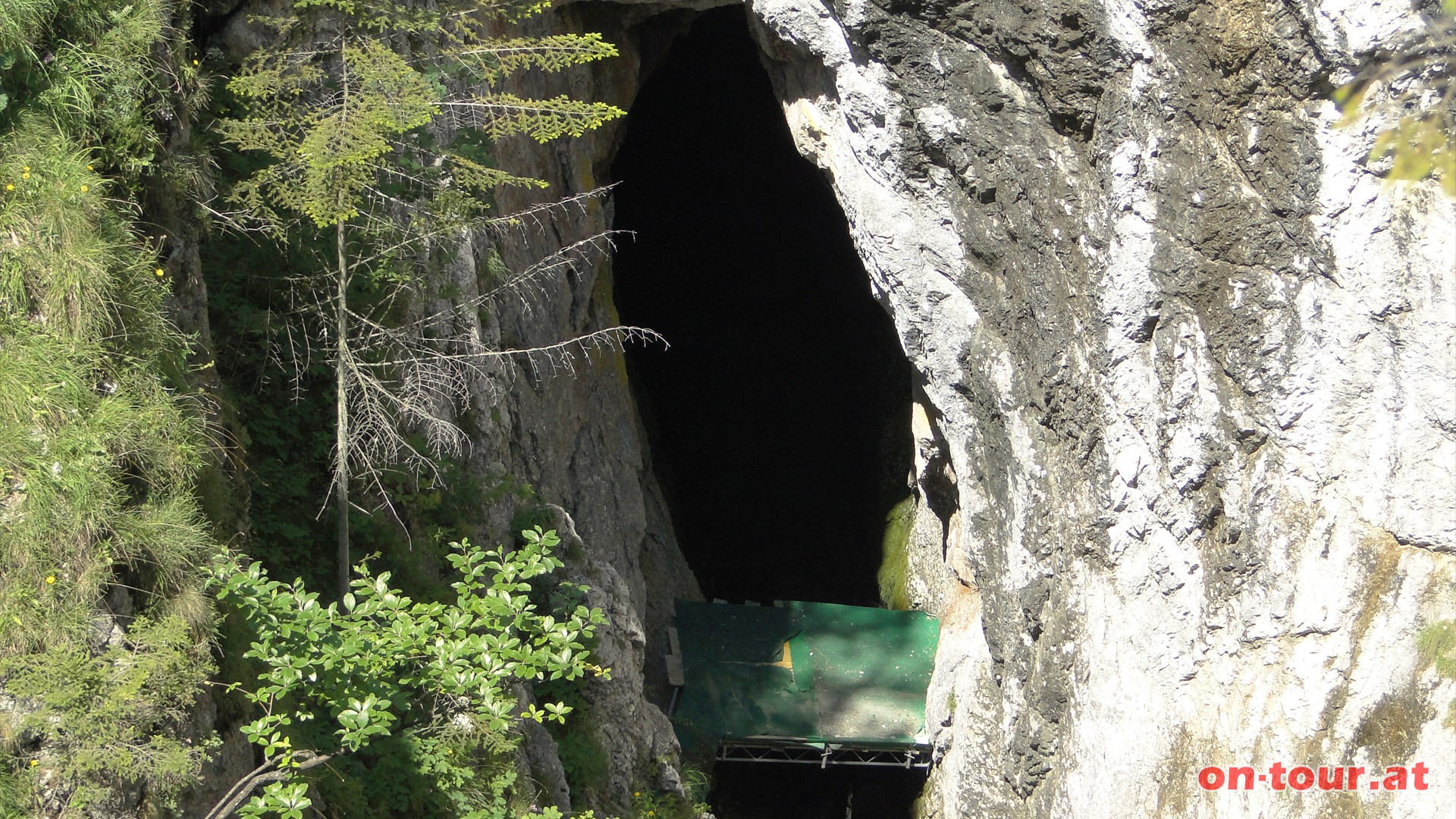 Das Wasserloch ist die größte wasserführende Höhle der Steiermark.