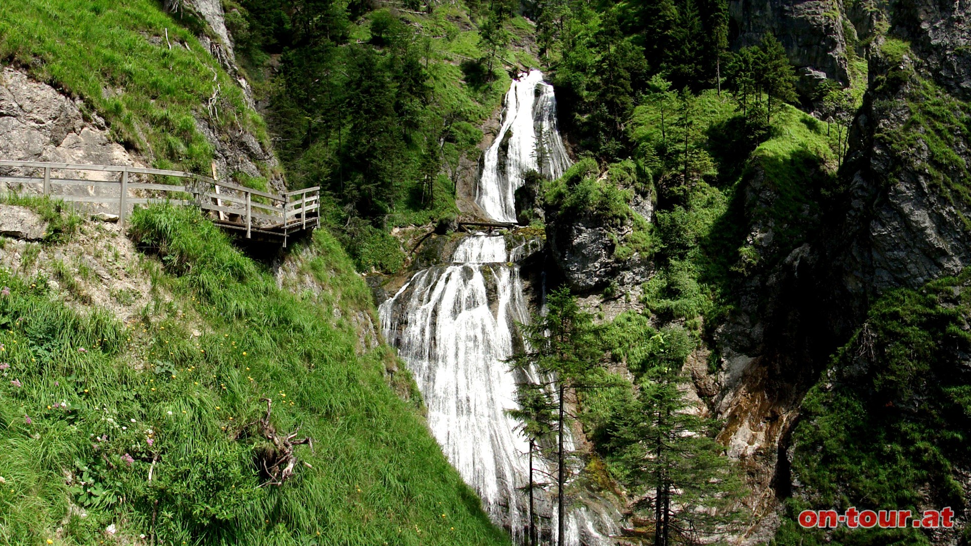 Den zweistufigen Wasserfall erlebt man über mehrere spannende und intensive Perspektiven am Steig.