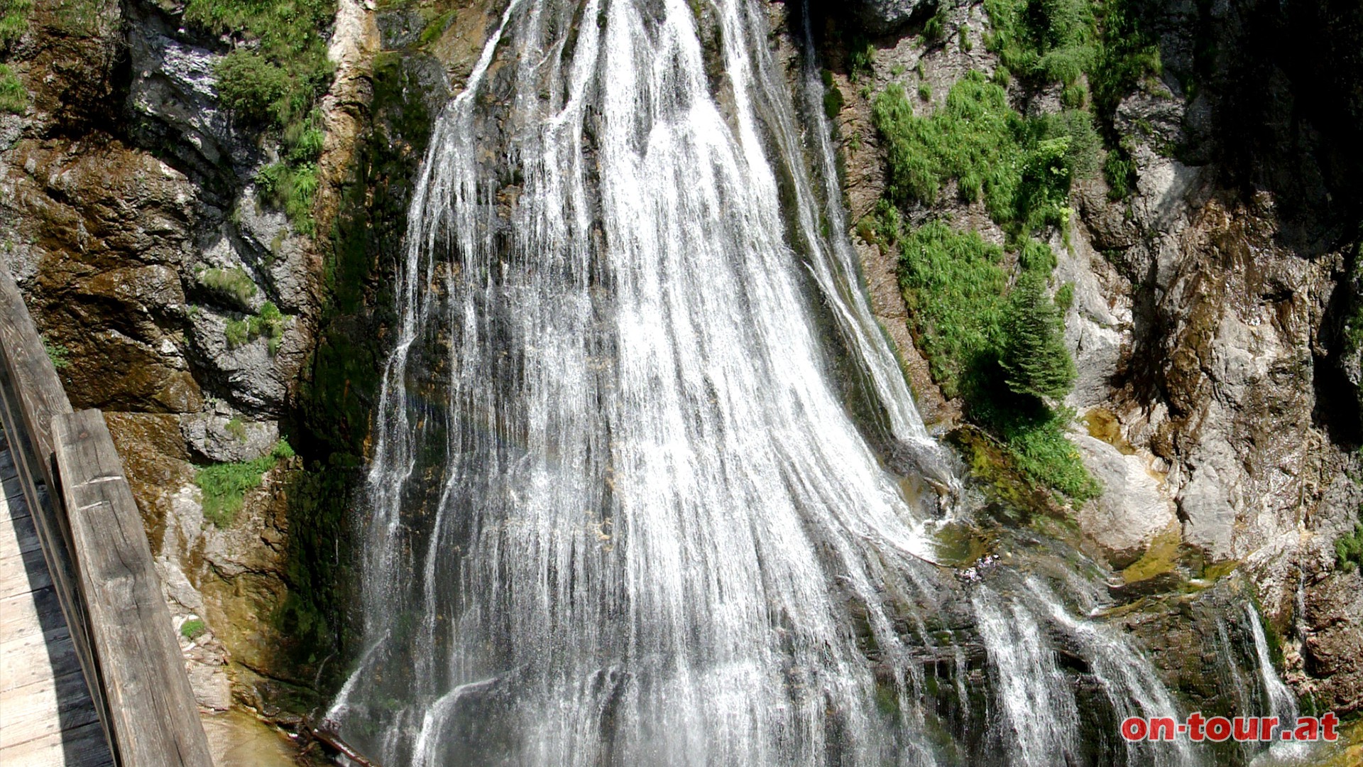 Die Gesamthöhe der fünf Wasserfälle beträgt 152 m.