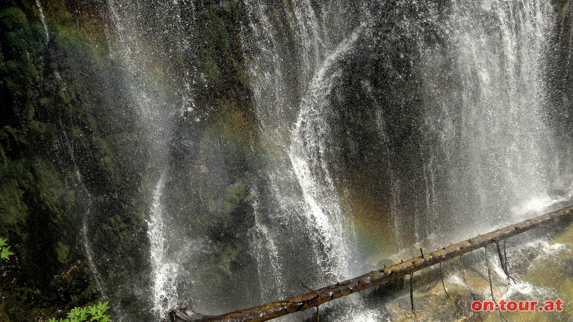 Ein Regenbogen am Fu des gewaltigen Schleierfalls.