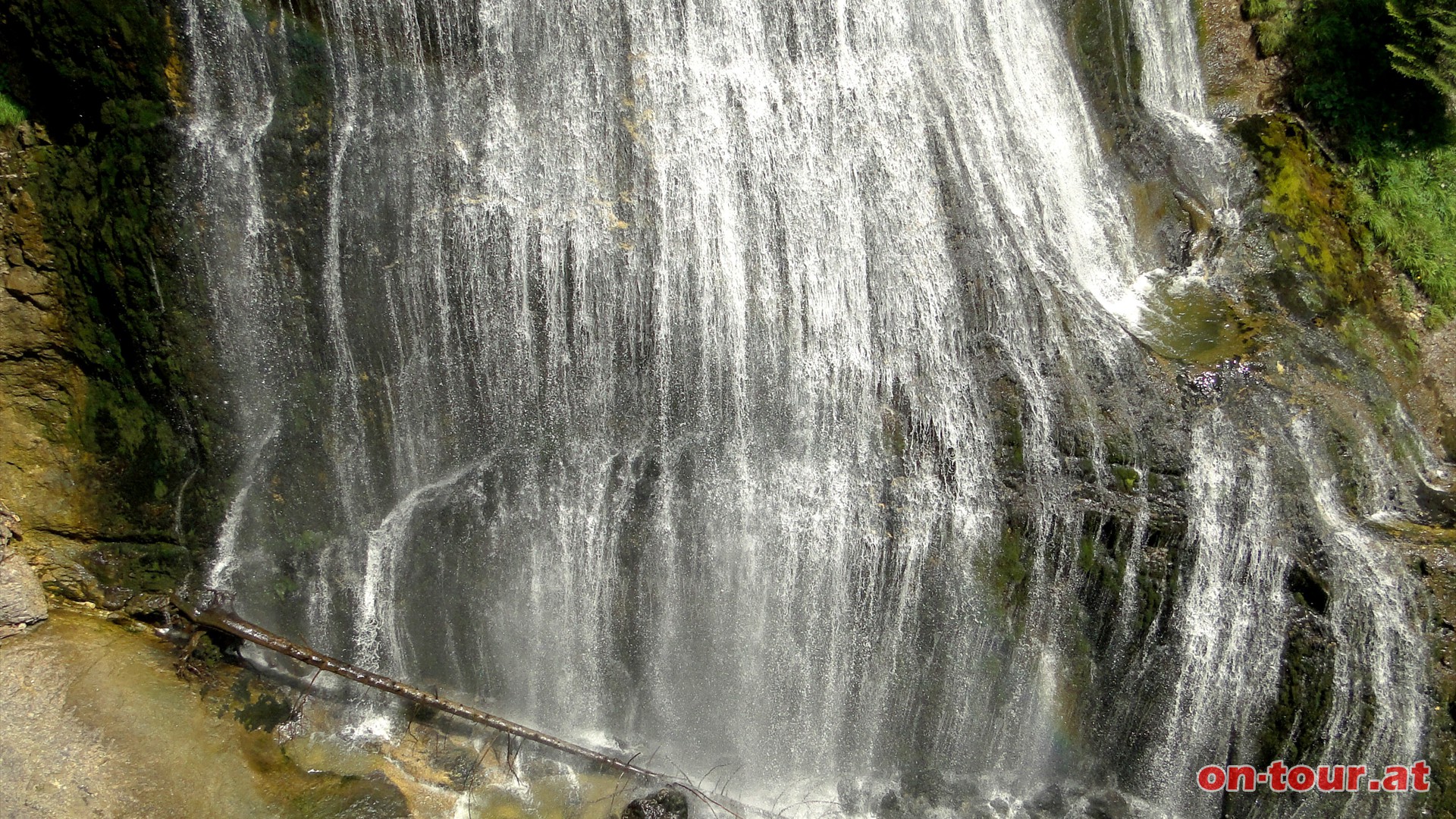 Ein wahrhaft gewaltiges Schauspiel. In breiter Front rauscht der entfesselte Wildbach zu Tal.