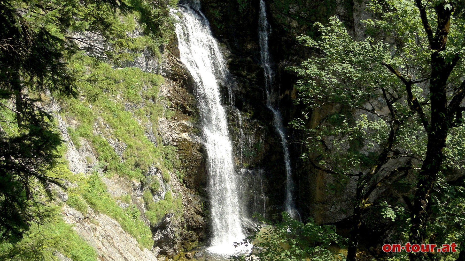 Es folgt eine etwa 15 mintige Waldpassage und ein beeindruckender Rckblick zum fnften Fall.