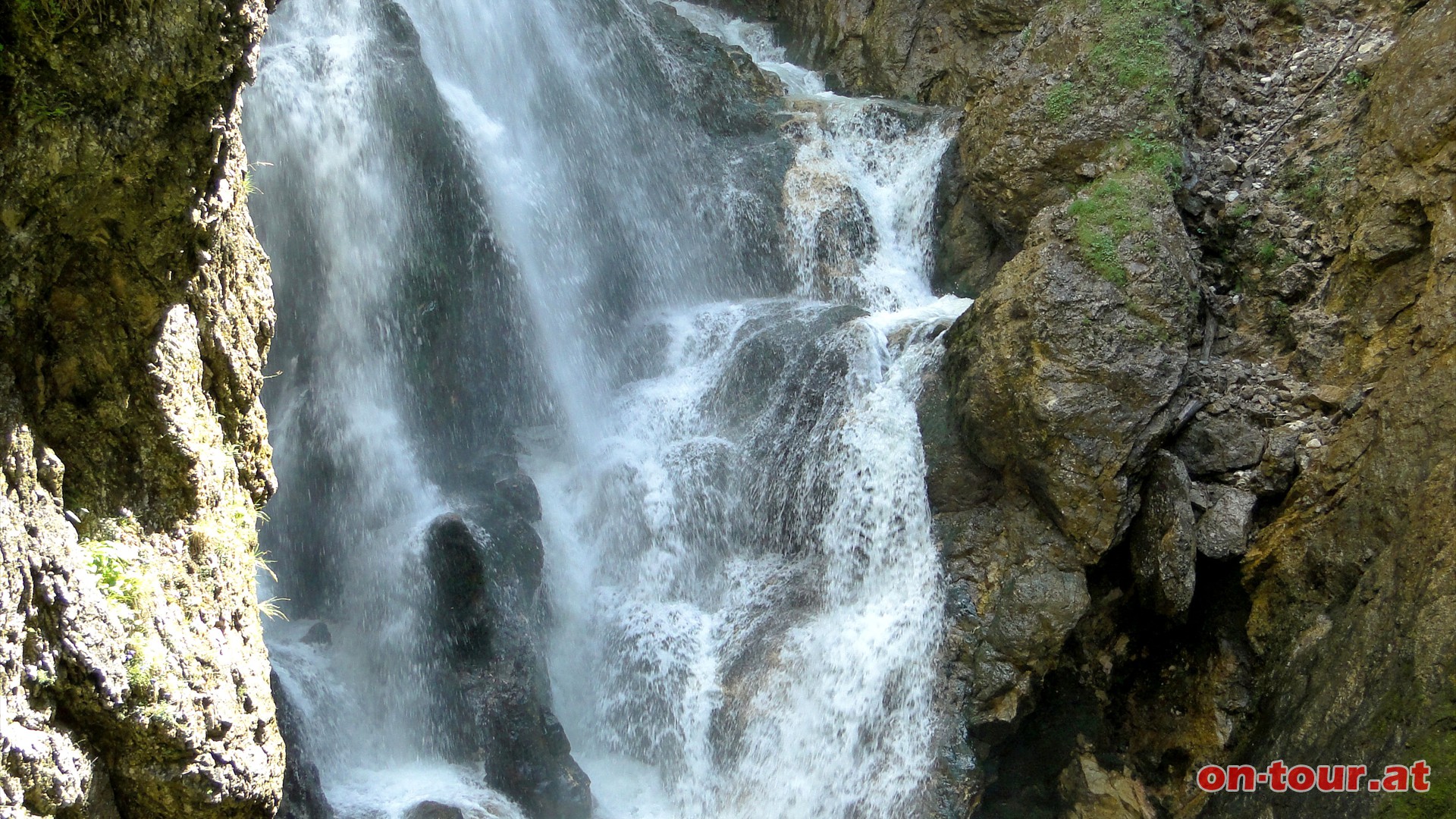 Nach der engen Schlucht präsentiert sich der zweite, 26 Meter hohe, tosende Wasserfall.