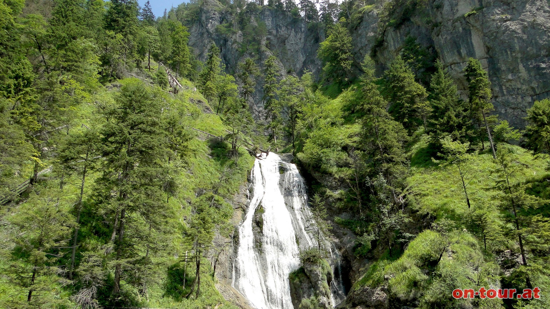 Oberhalb des Schleierfalls zeigt sich bereits die Naturbrcke und die Aussichtskanzel.