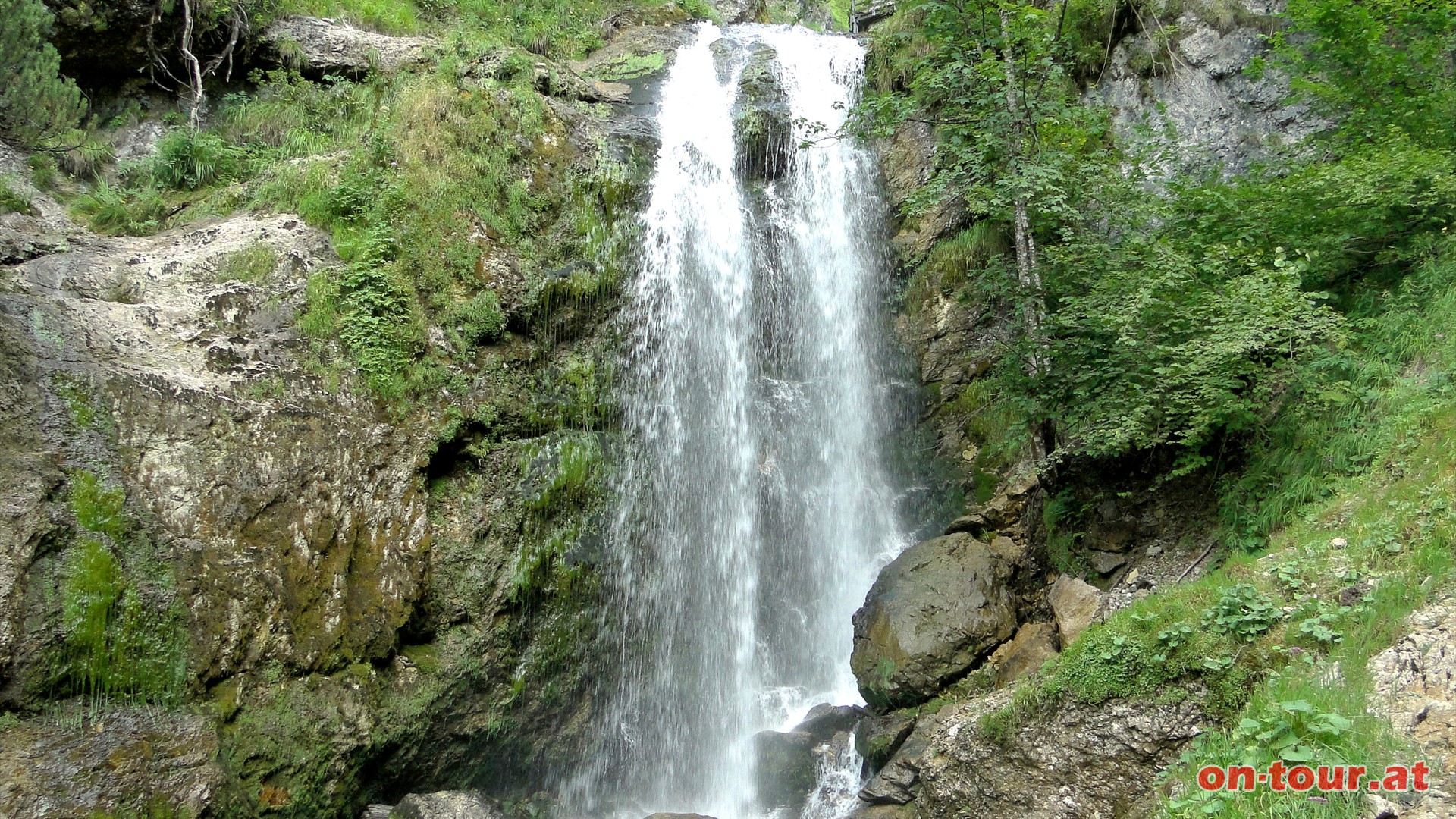 Rasch erreicht man den untersten, 22 Meter hohen, Wasserfall.