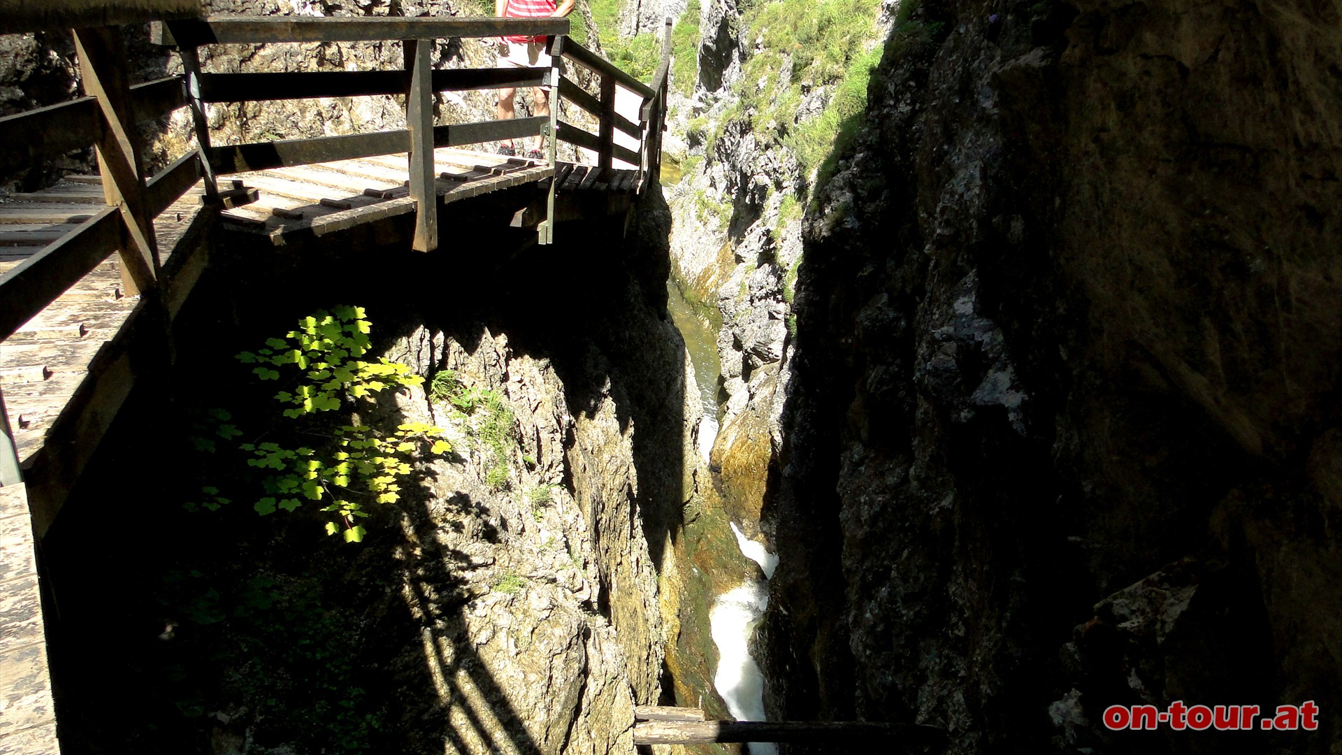 Weiter ber die relativ leicht (trittsicher) begehbaren Holztreppen und -brcken zum schmalen Canyon.