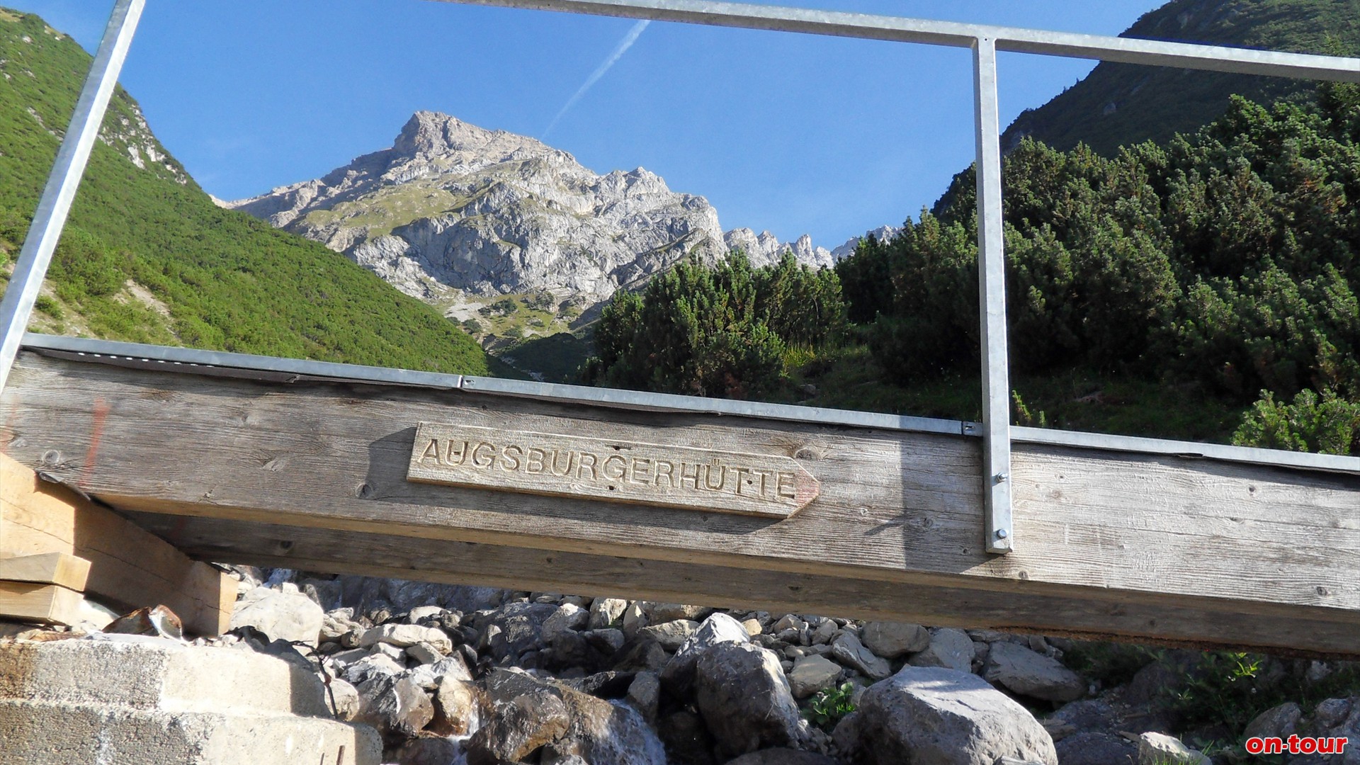 Zuerst auf einer Forststrae, dann ber einen unschwierigen Wanderweg Richtung Augsburger Htte.