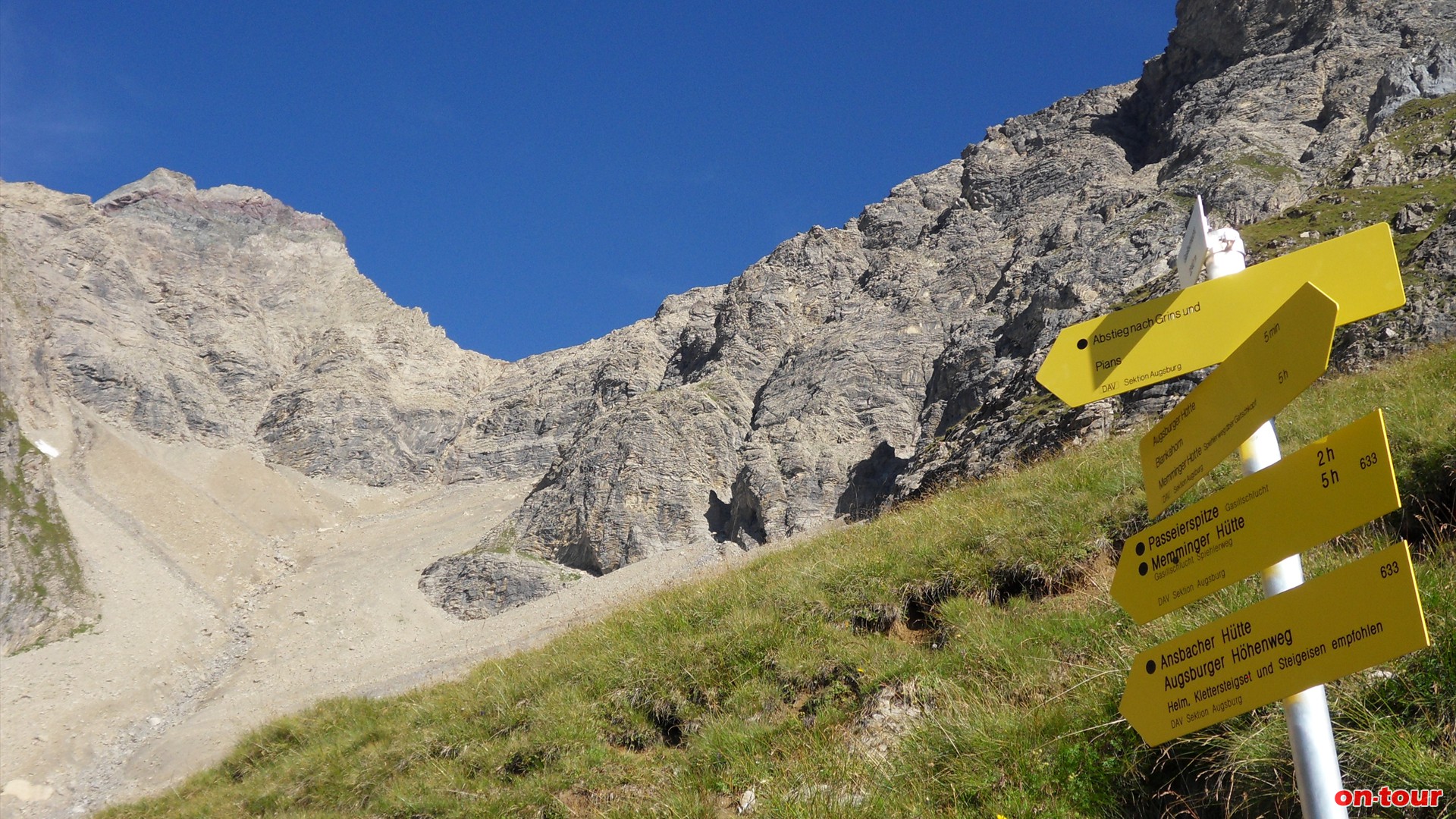 Zurck zum Abzweig bei der Gasillschlucht. Oberhalb des Schotterhangs baut sich bereits die Parseierspitze auf.