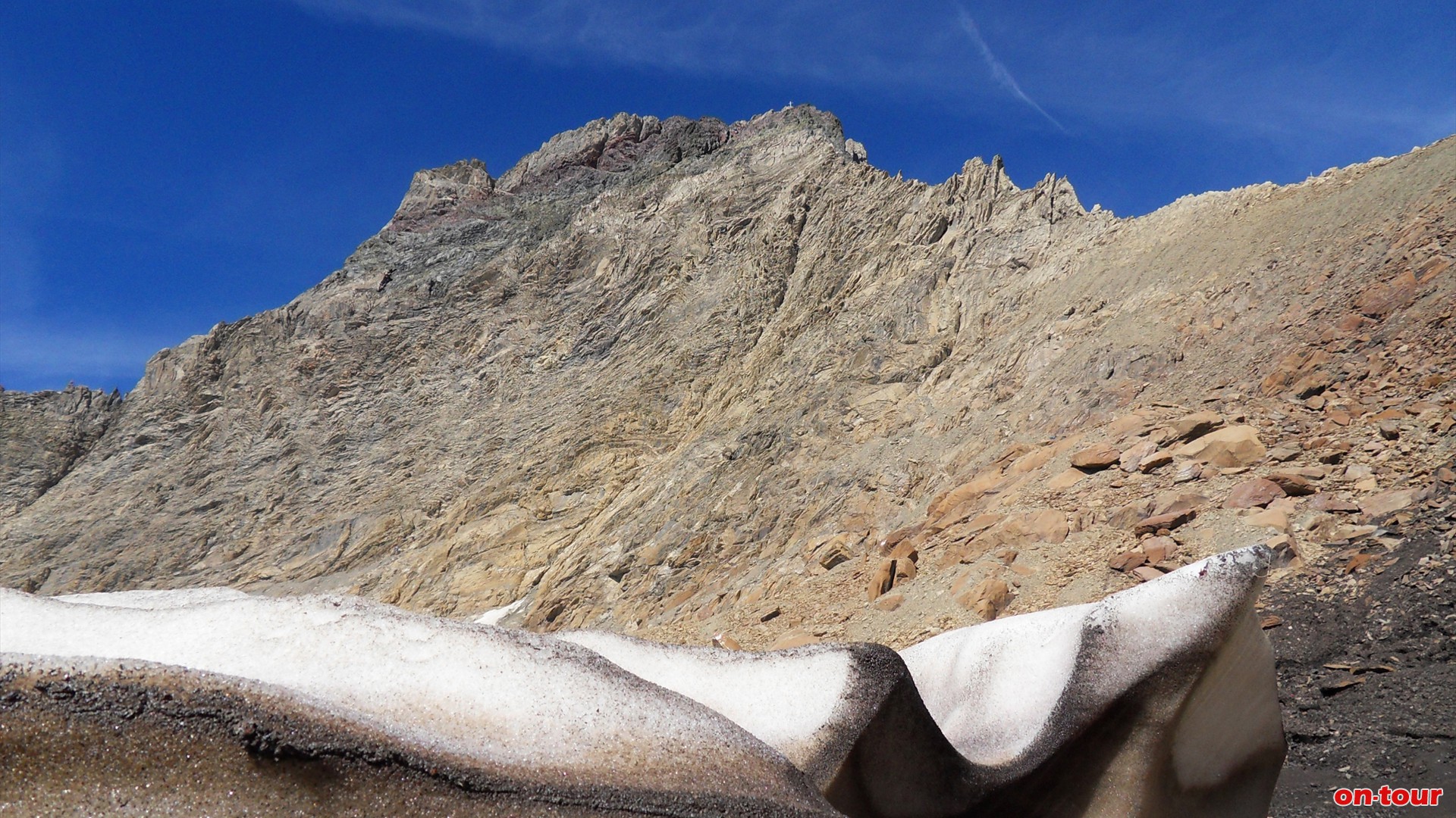 Vor dem Fue der Parseierspitze folgt eine Gelndestufe. Die letzten Reste des Grinner Ferners knnen noch bestaunt werden. Rechts der Ostgrat und in der Mitte die Sdwand.