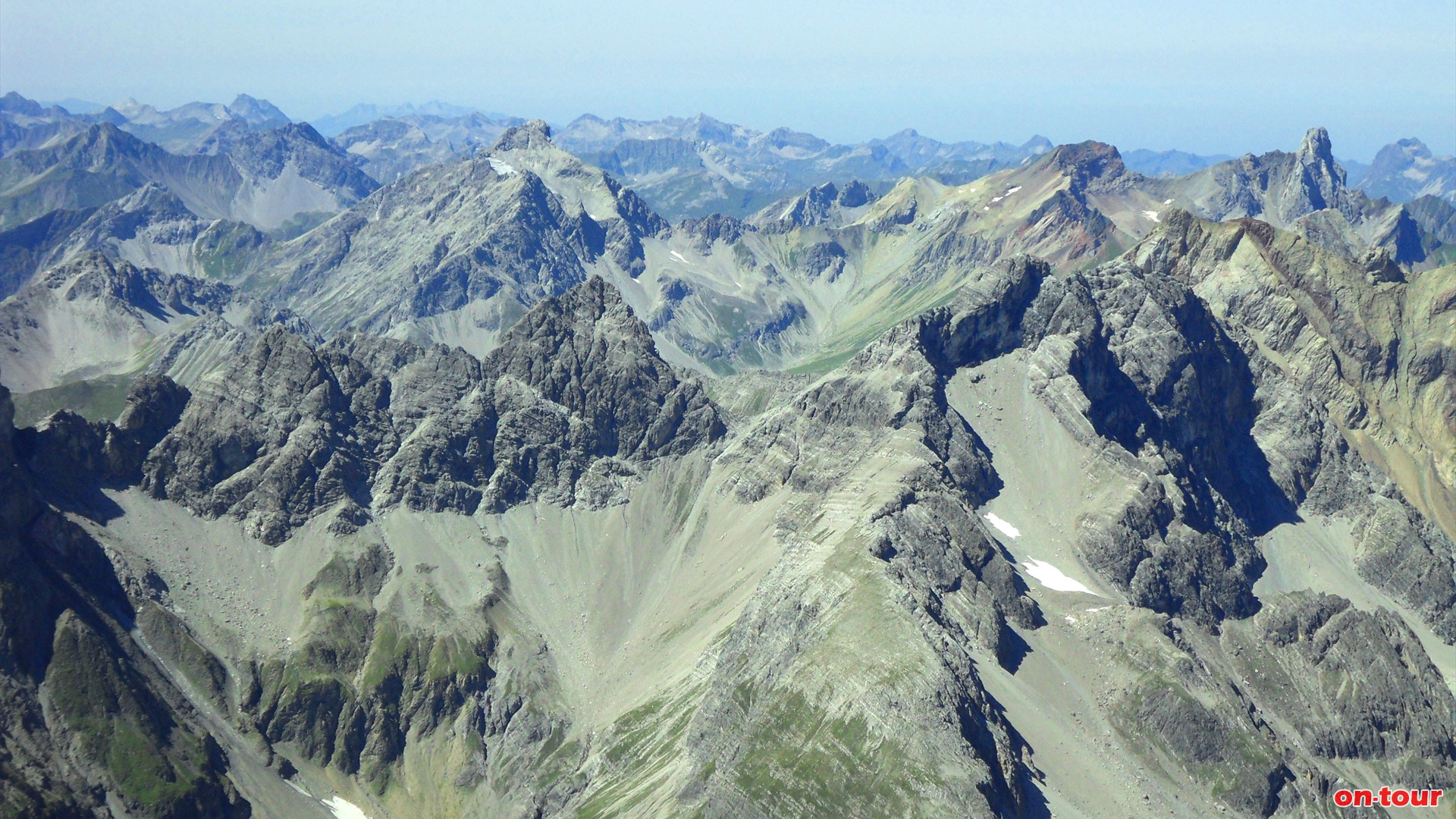 Unzhlige Kpfe und Spitzen der Lechtaler Alpen.