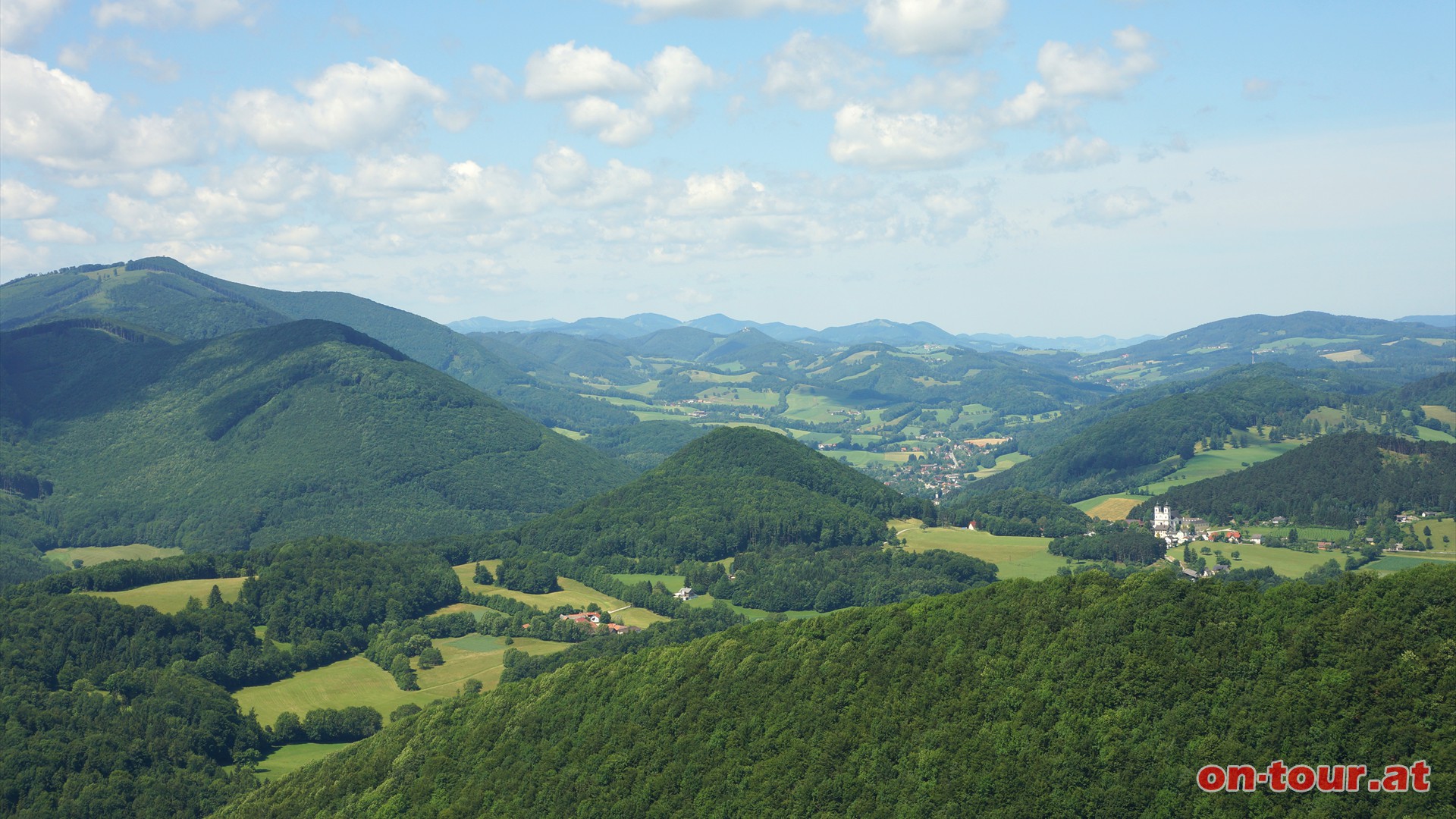 Freie Sicht zum Hocheck und dem Marien-Wallfahrtsort Hafnerberg.