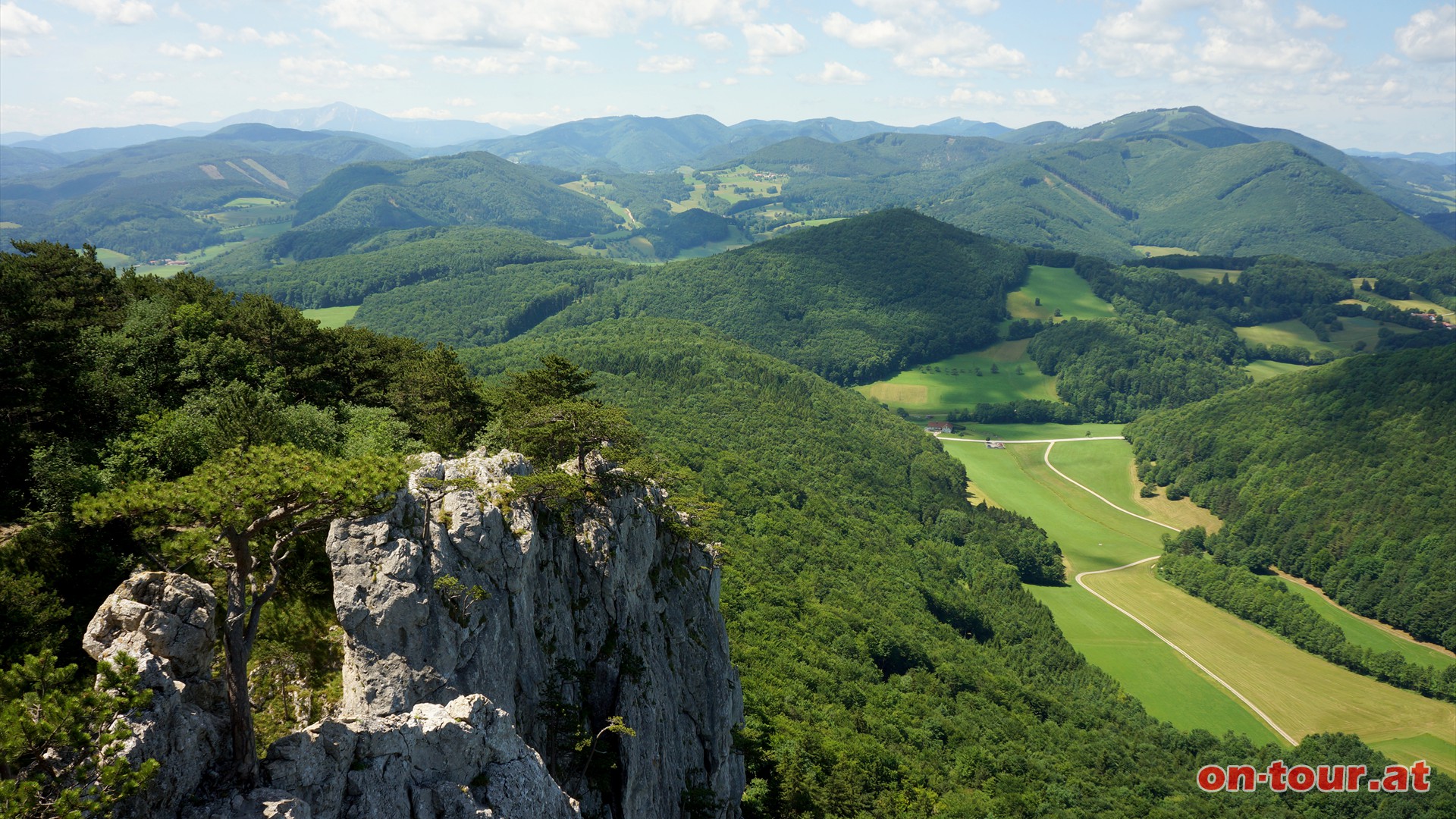 Nun zeigt sich auch der Schneeberg im Sdwesten.