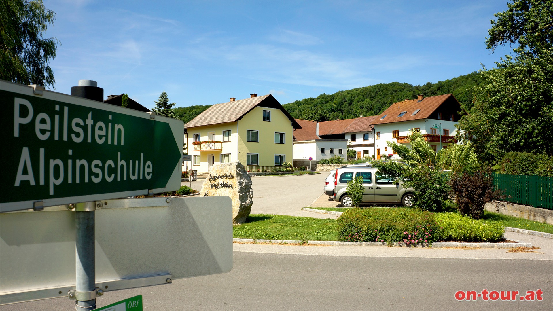 Tourstart; Schwarzensee. Groer Parkplatz am Ortsrand. 