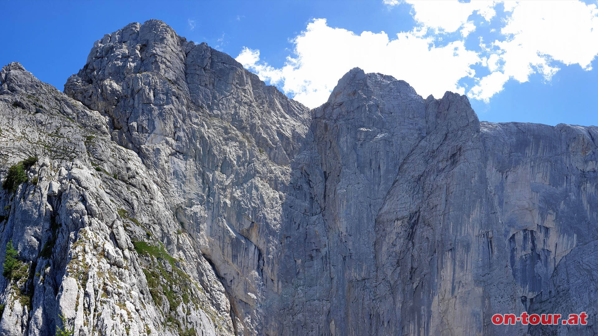 Mchtige Nordwestwnde der Hochtorgruppe. Links der weitere Peternpfadverlauf.