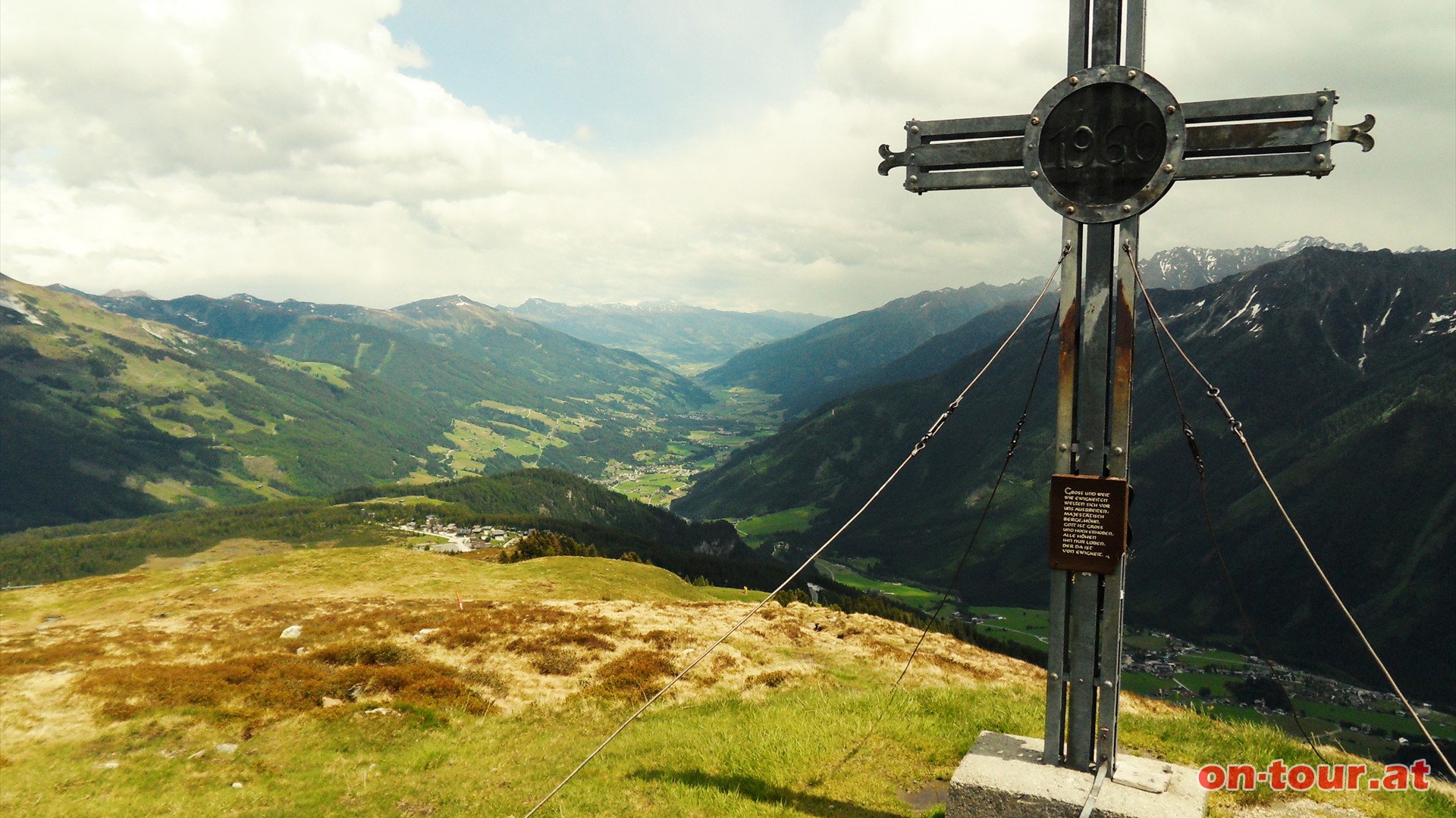 Am Gipfel erffnet sich ein weiter Ausblick ins Salzachtal.