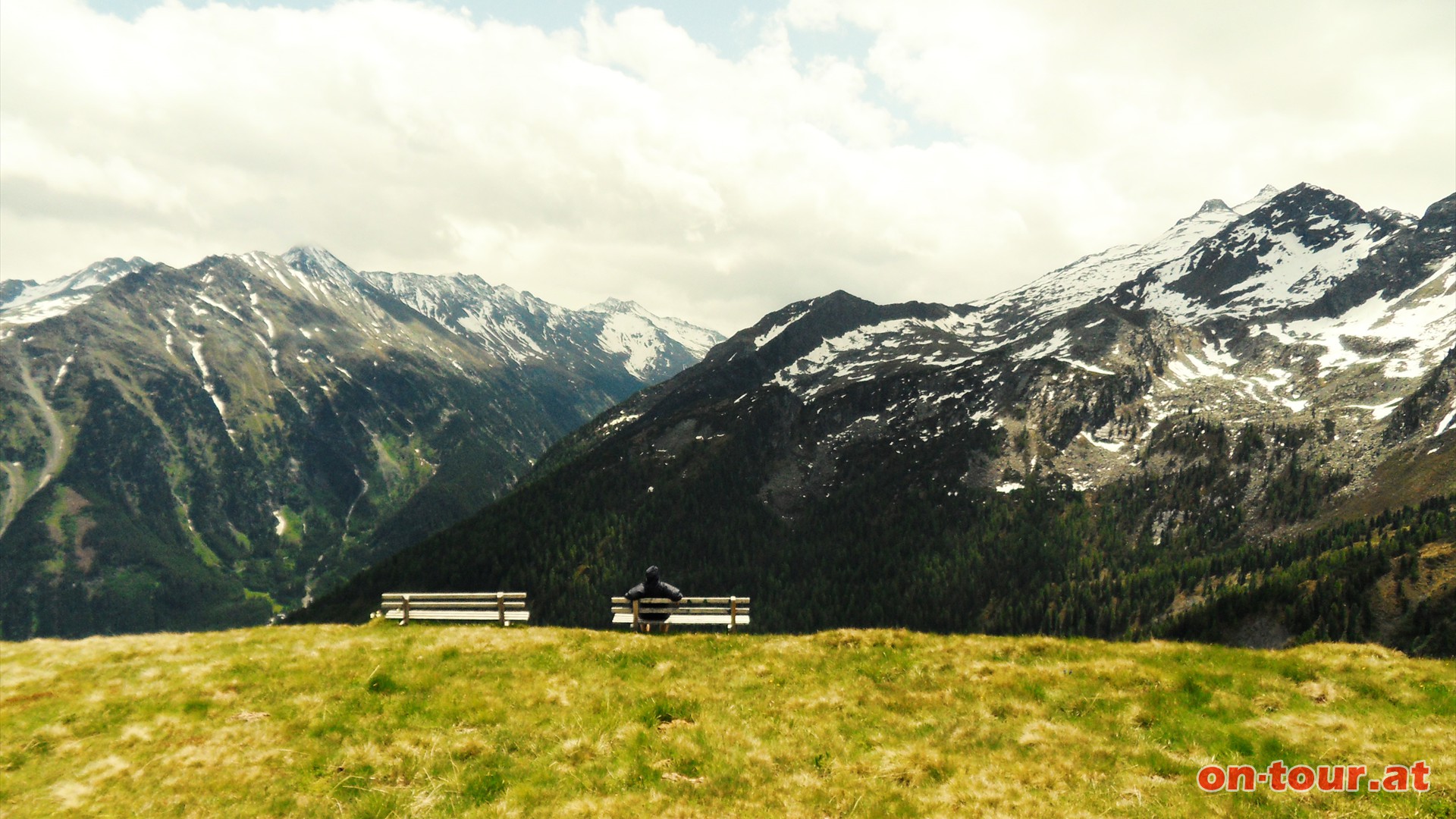 Der Arbeskopf (Mitte) und die 3.073 m hohe Wildkarspitze (rechts) im Sden.