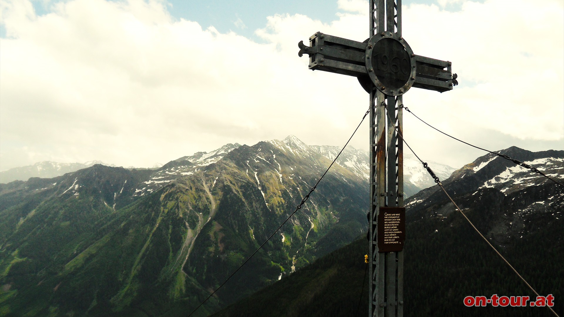 Die weie Spitze im SO ist der 2.962 m hohe Htteltalkopf. Darunter das Krimmler Achental.