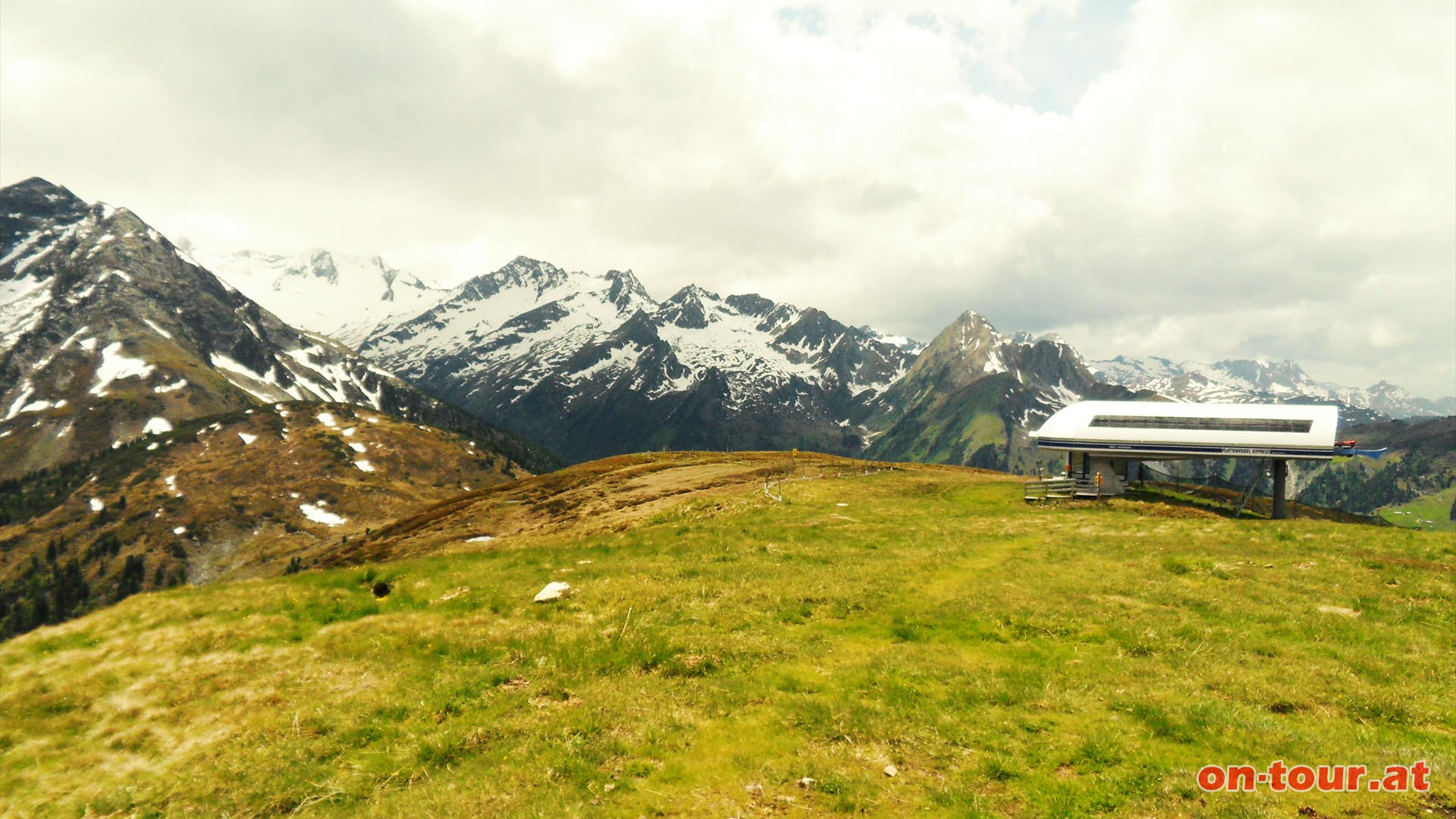 Im SW der Weikarkopf (Mitte) und die markante Spitze des Hangers (rechts).