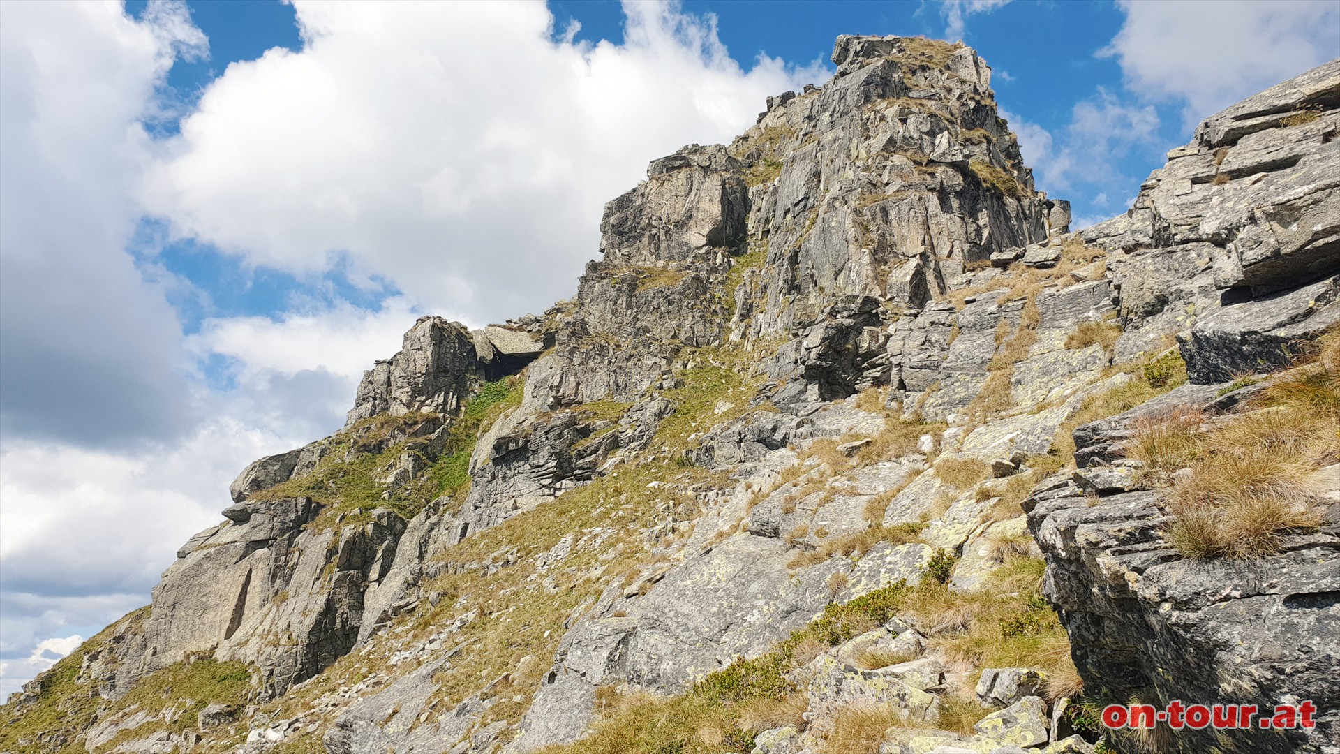 Tierscharte; beim Aufstieg zum Sonntagkogel gibt es eine Kletterpassage (II-III).