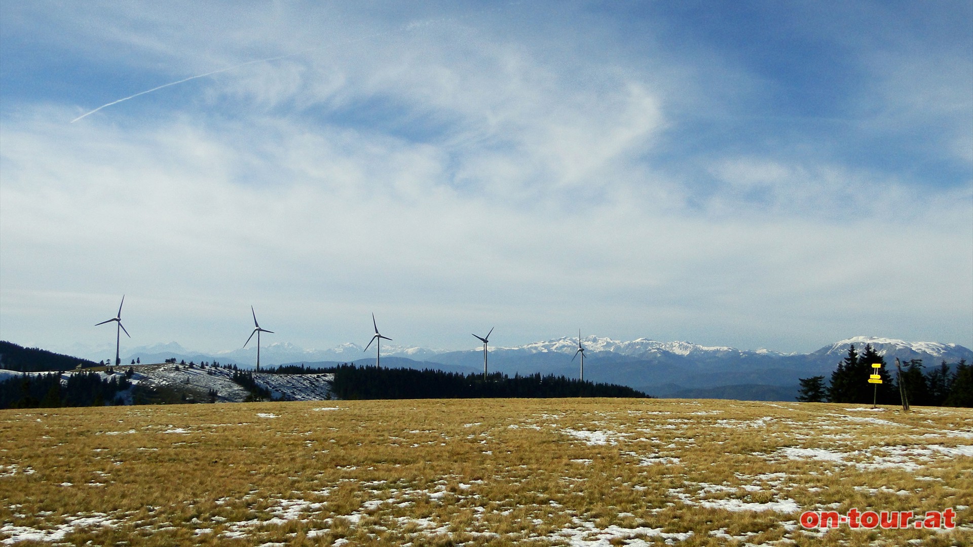 Am Hhenrcken links, Richtung Roseggerhaus. Im Westen dominieren die Windrder am Moschkogel und der Hochschwab im Hintergrund.