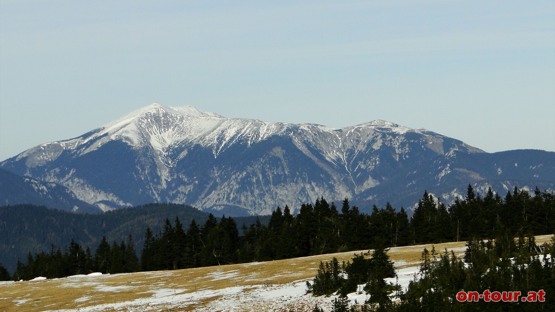 Schn zu sehen; der hchste Berg Niedersterreichs - der Schneeberg.