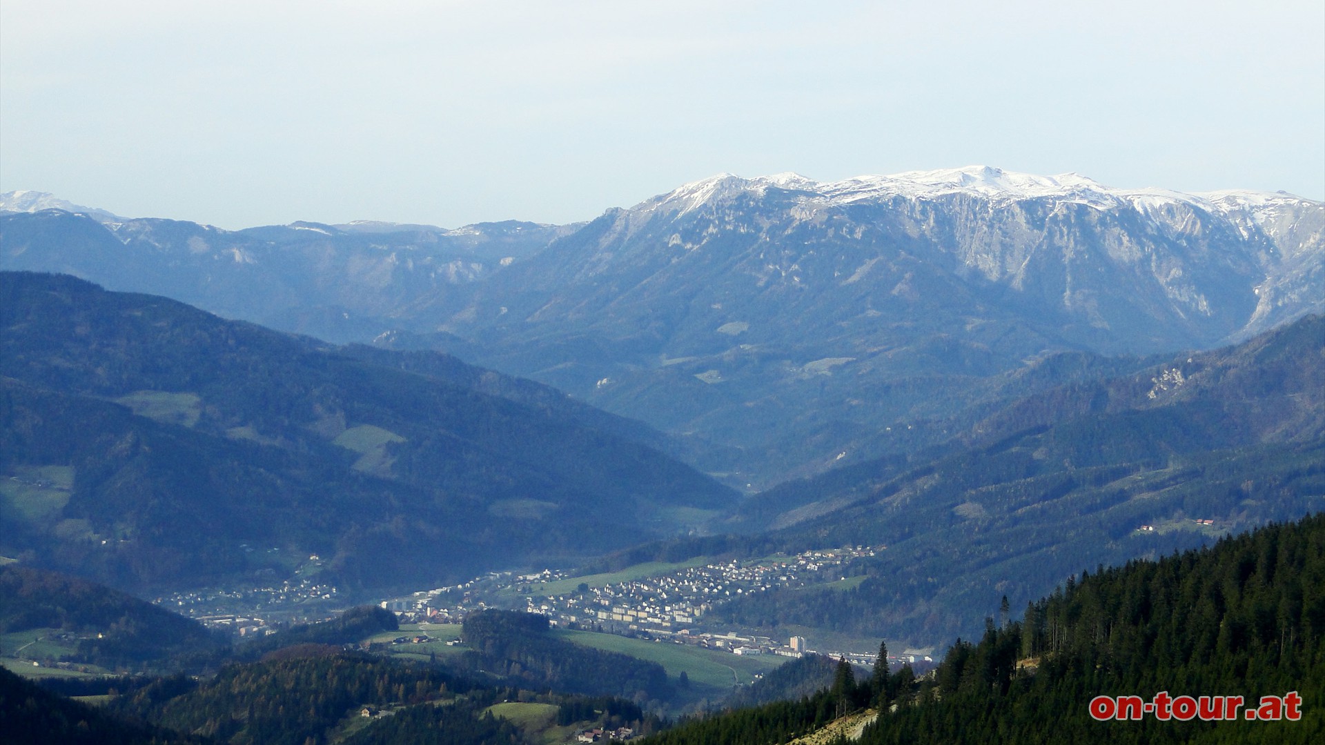 Unten im Mrztal, noch vor der Schneealpe, liegt Mrzzuschlag.