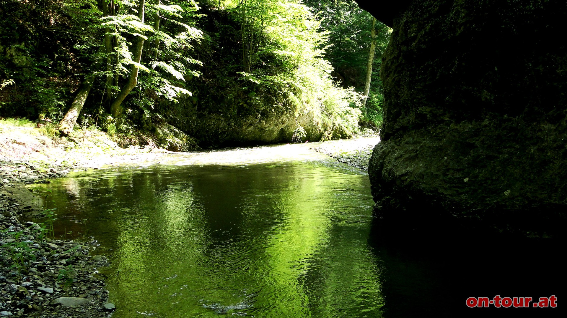 ........vorbei an steilen Felswnden und romantischen, stillen Flussverlufen.