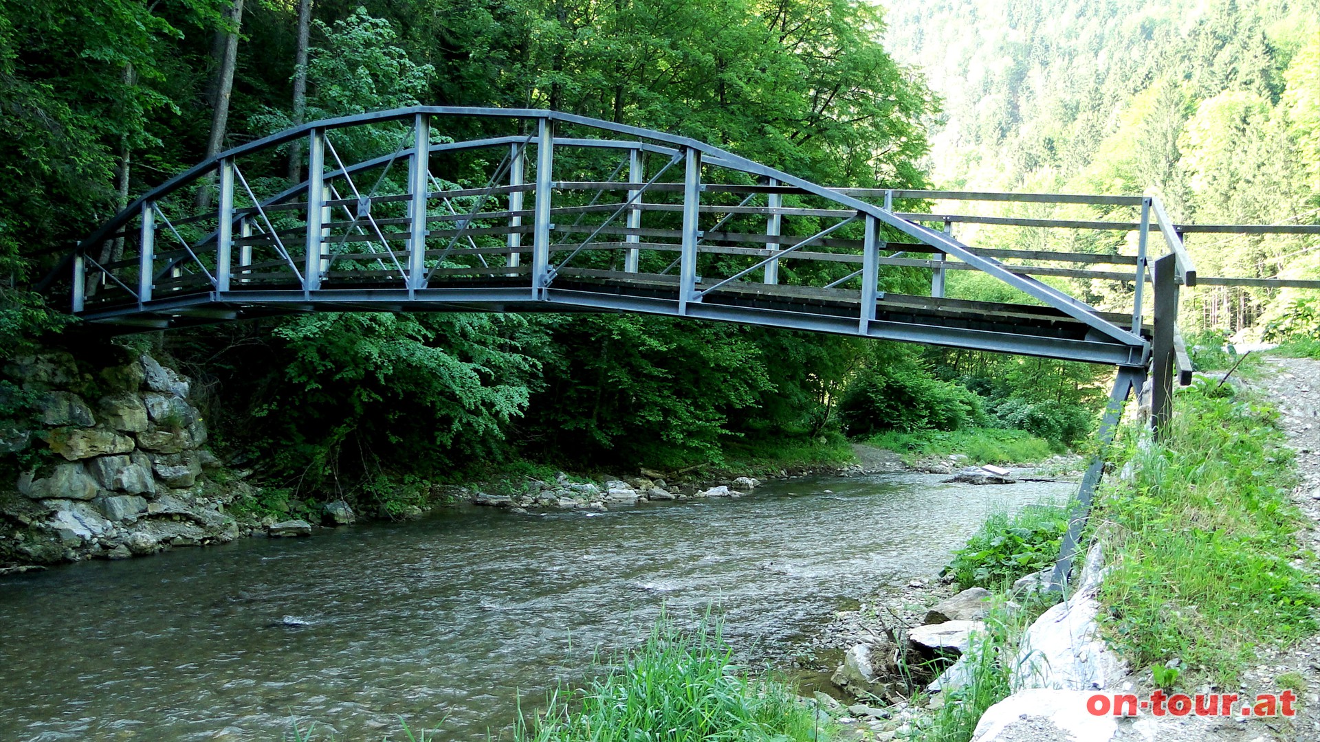 Der Weg verengt sich bald und beim Schreysteg geht es wieder ans andere Ufer.