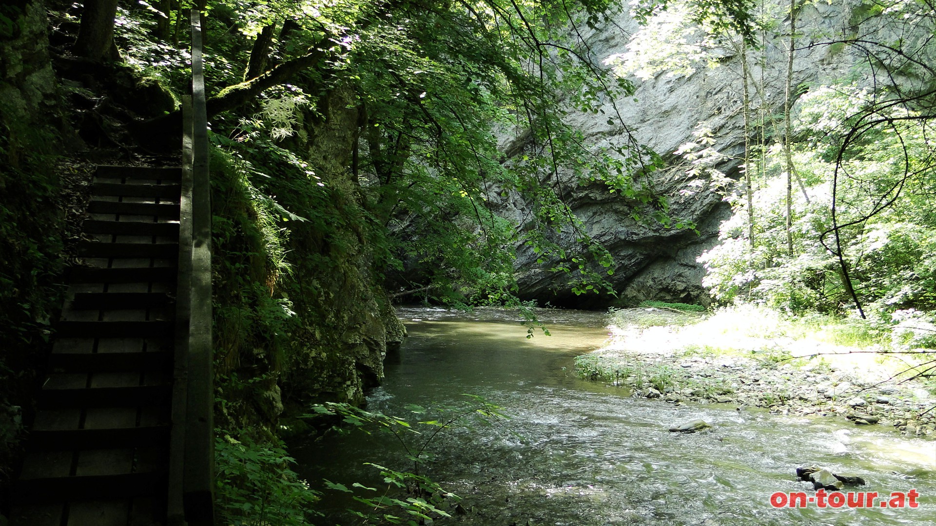 Entlang bestens ausgebauter Stege fhrt der Weg durch unberhrte Schluchten,......