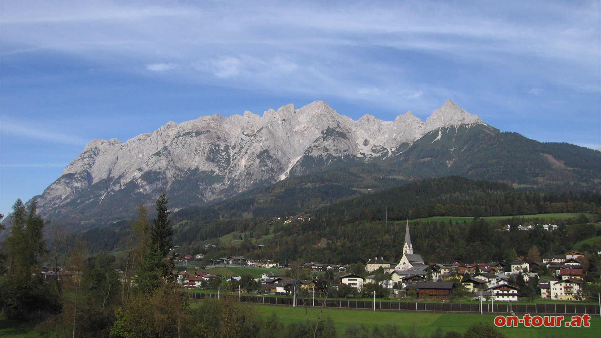 Wir blicken auf die Sd-West Wnde des Tennengebirges, in der Mitte ist das Tour-Ziel, das Raucheck, gut zu erkennen.