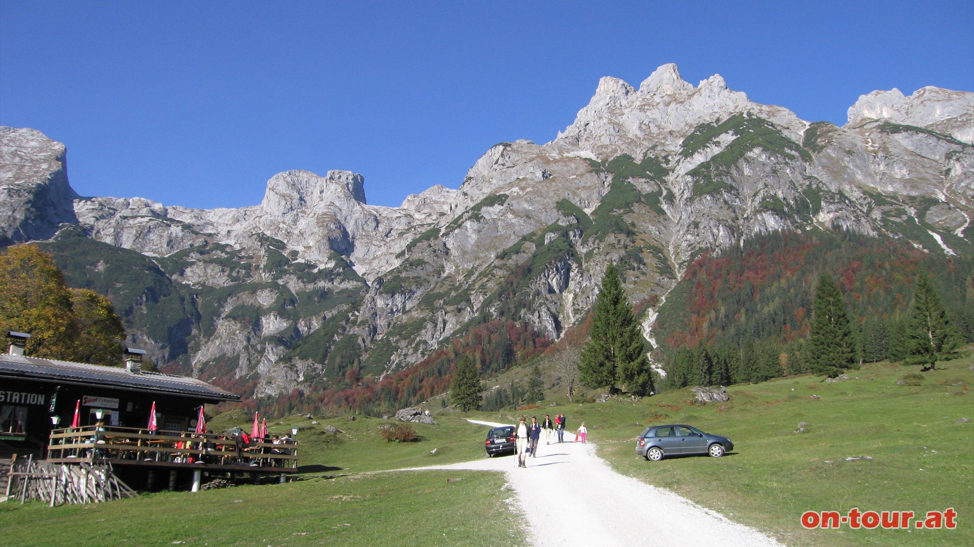 Kurz nach dem Parkplatz beim Gasthof Wengerau gelangen wir zu einer Jausenstation. Beim Abzweig davor gehen wir links Richtung Wenger Au.