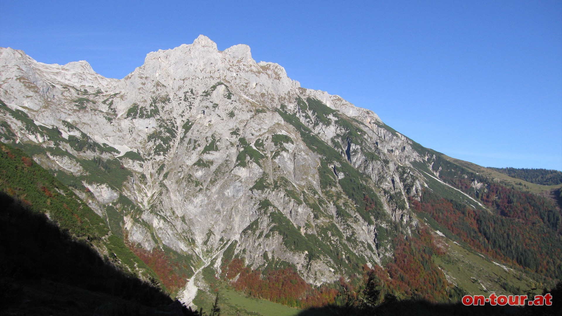 Whrend des Aufstiegs zur Elmaualm haben wir hinter uns im Osten einen herrlichen Blick auf den Eiskogel.