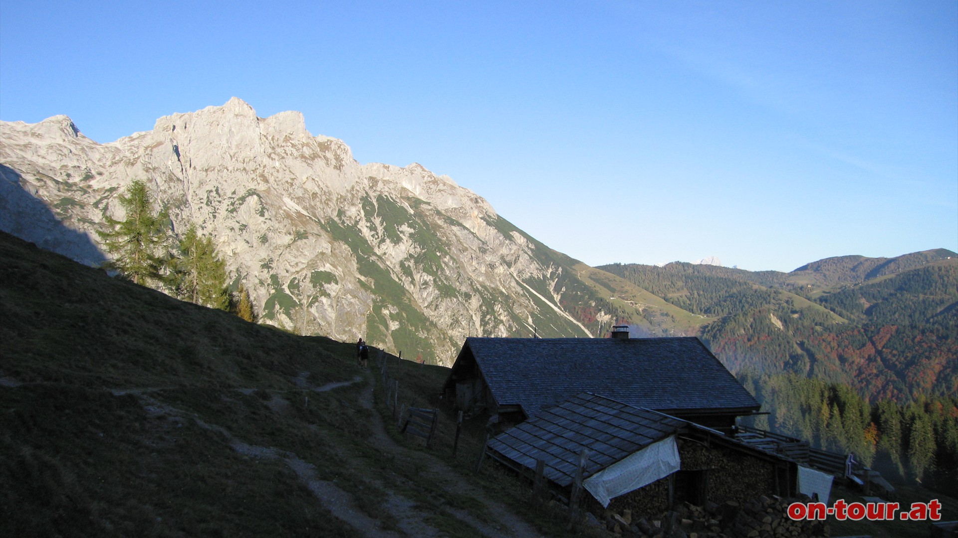 Auf der Elmaualm werden Speis und Trank angeboten. Im Hintergrund dominiert der Eiskogel.