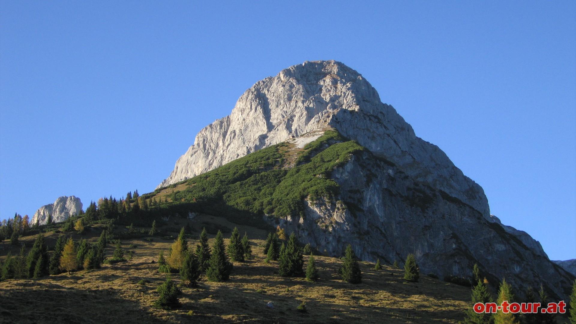 Der steile Gipfelaufbau des Hochthron ist stndig prsent. Exakt zwischen den Latschengrteln und den Steilabstrzen des Hochthron befindet sich die Werfener Htte. Der Weg fhrt weiter bis zum Tanzboden. Beim Abzweig gehen wir rechts bergauf zur Werfener Htte.