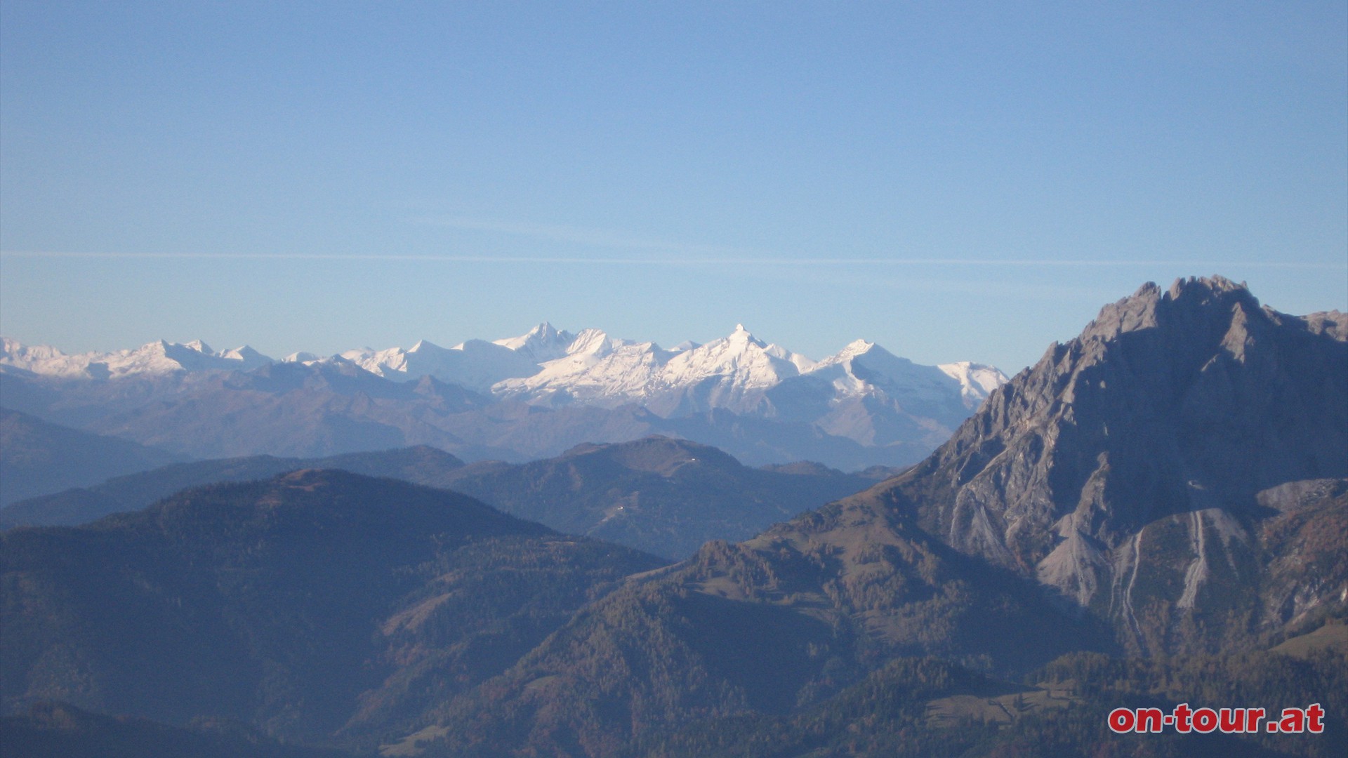 Besonders deutlich ist auch die Glocknergruppe mit der Hohen Tenn, dem Wiesbachhorn und dem Groglockner von rechts nach links zu sehen.