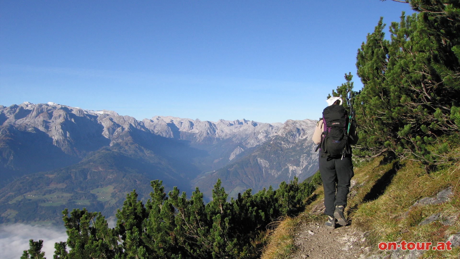 Bis zur Hochthronleiter geht es relativ eben bis leicht bergab. Im Westen haben wir den Hochknig und das Hagengebirge vor uns.