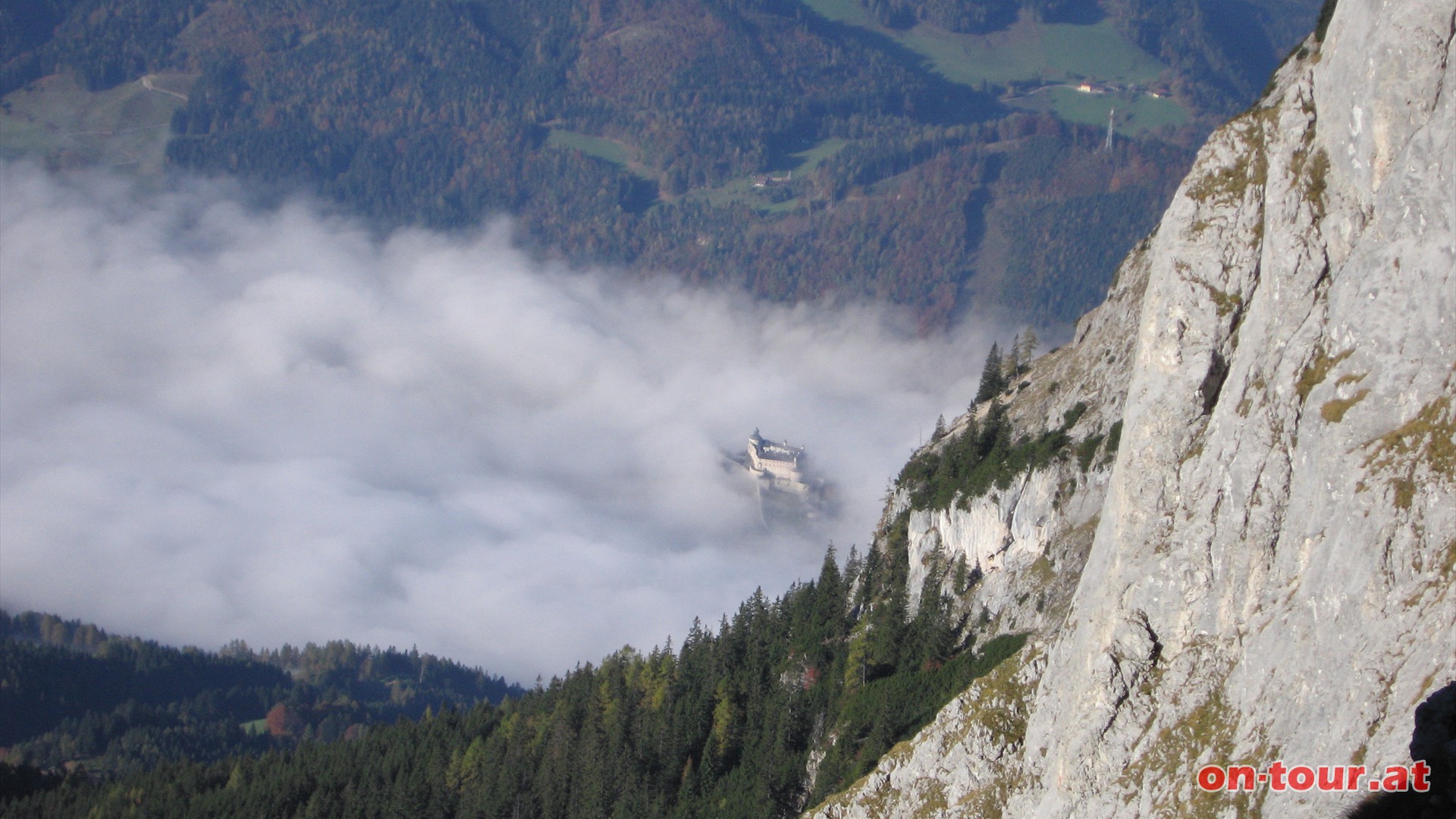 Kurz vor der Leiter bietet sich uns ein interessanter Blick hinunter nach Werfen im Salzachtal (im Nebel) und auf die Festung Hohenwerfen. Die Wehranlagen knnen besichtigt werden.