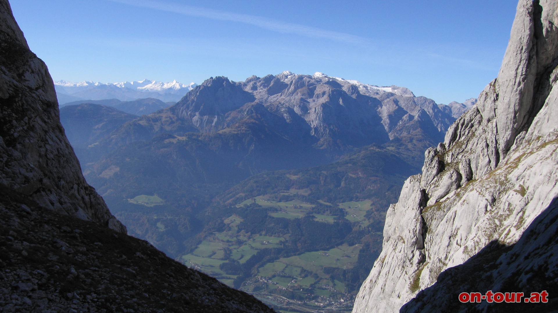 Nach der Hochthronleiter gelangen wir ber einige steilere Passagen, die aber gut mit Stahlseilen gesichert sind, weiter bergauf. Im sd-westlichen Hintergrund thront der Hochknig.