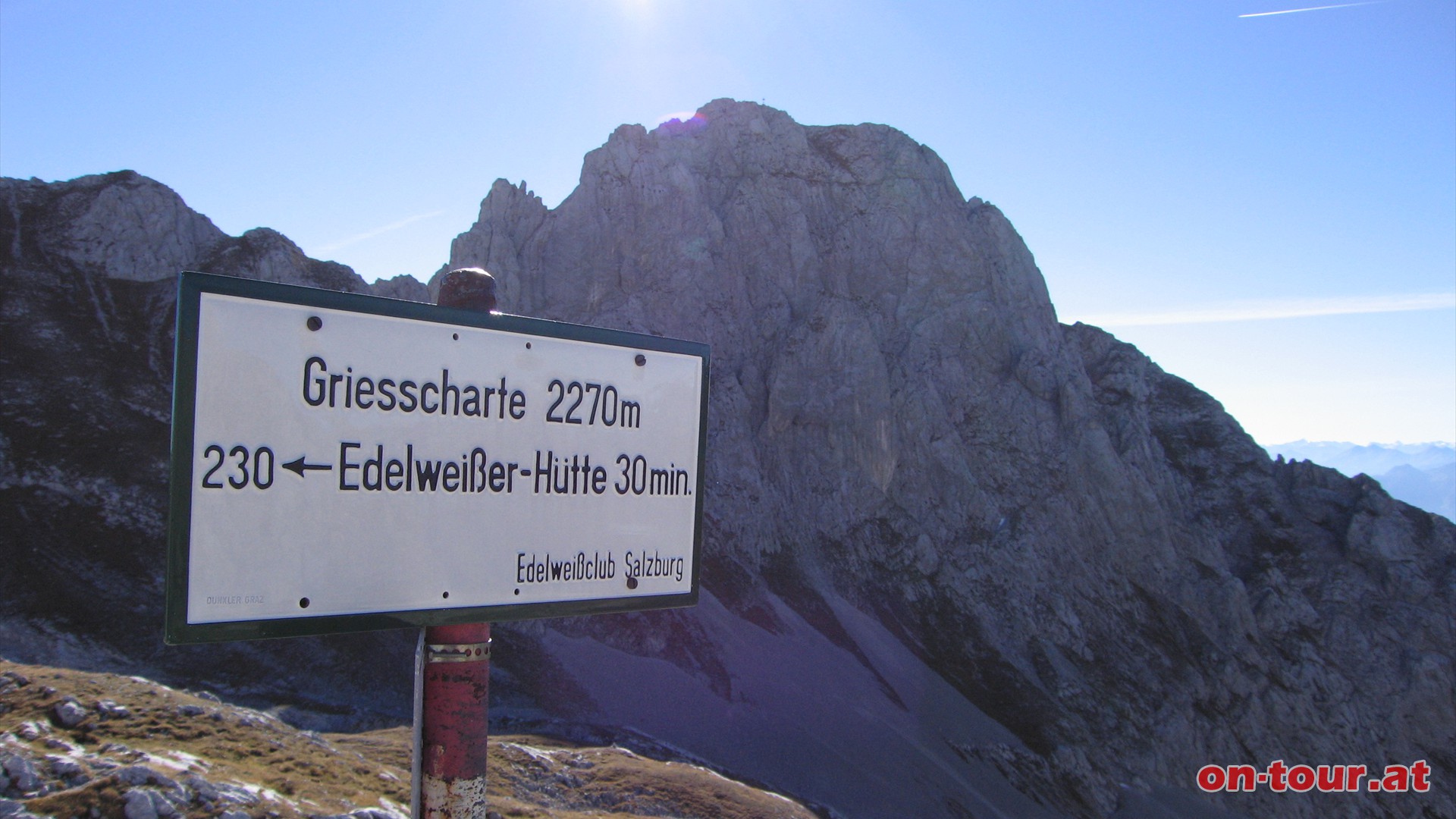 Auf der Giesscharte gehen wir rechts weiter bergauf Richtung Edelweisser-Hütte. Hinter uns beeindrucken die mächtigen Hochthronwände.