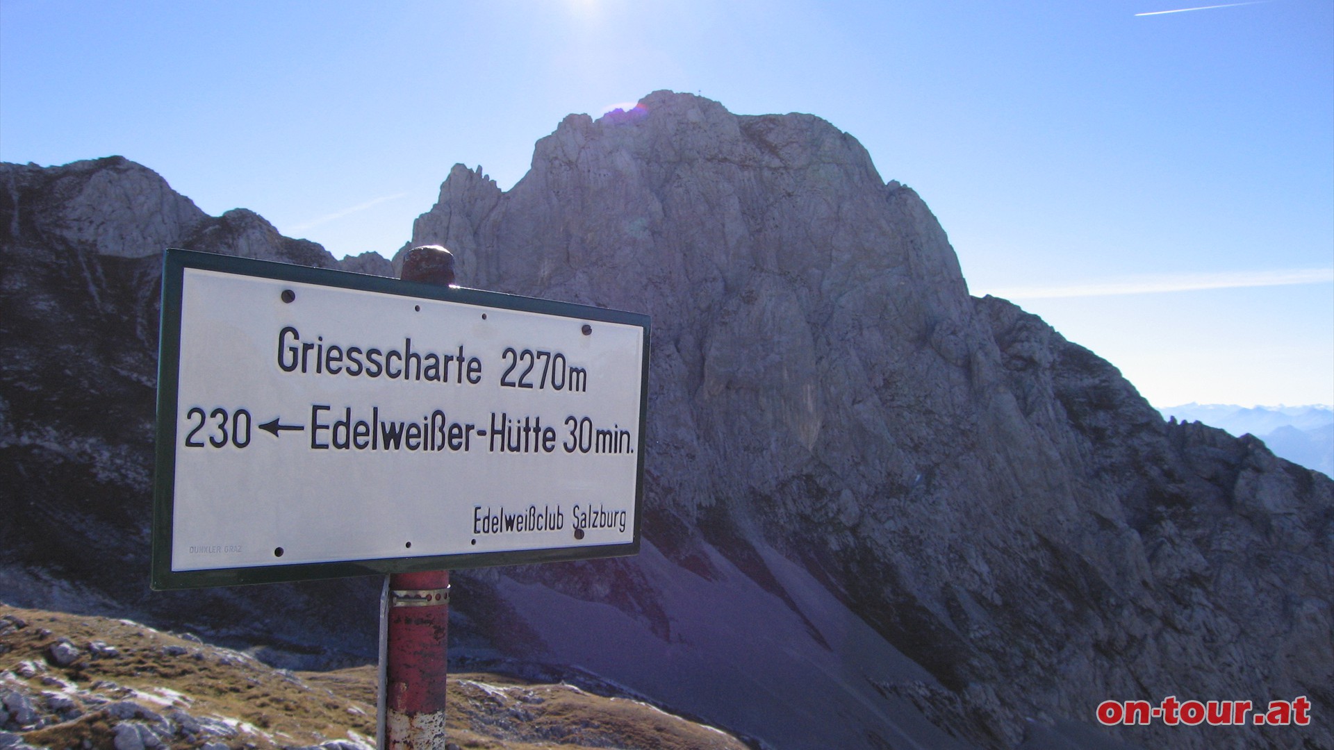 Auf der Giesscharte gehen wir rechts weiter bergauf Richtung Edelweisser-Htte. Hinter uns beeindrucken die mchtigen Hochthronwnde.