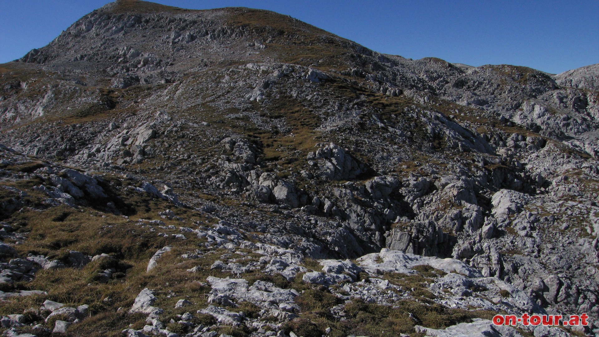 Bis zum Raucheckgipfel erffnet sich im Norden ein tiefer Einblick in das Tennengebirge.