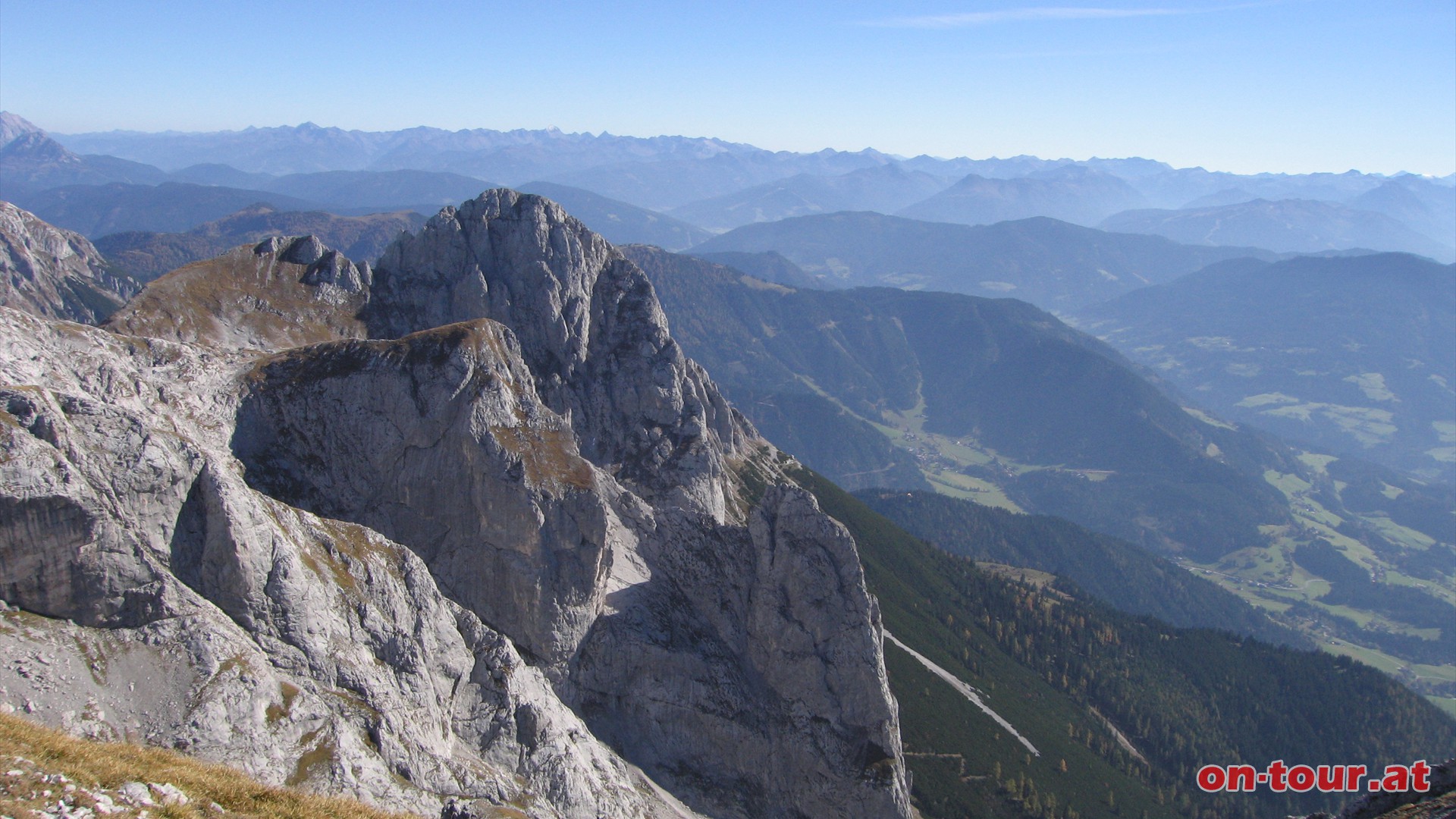 Vom Gipfel aus erkennen wir besonders deutlich das Große und Kleine Fieberhorn und dahinter den Hochthron.