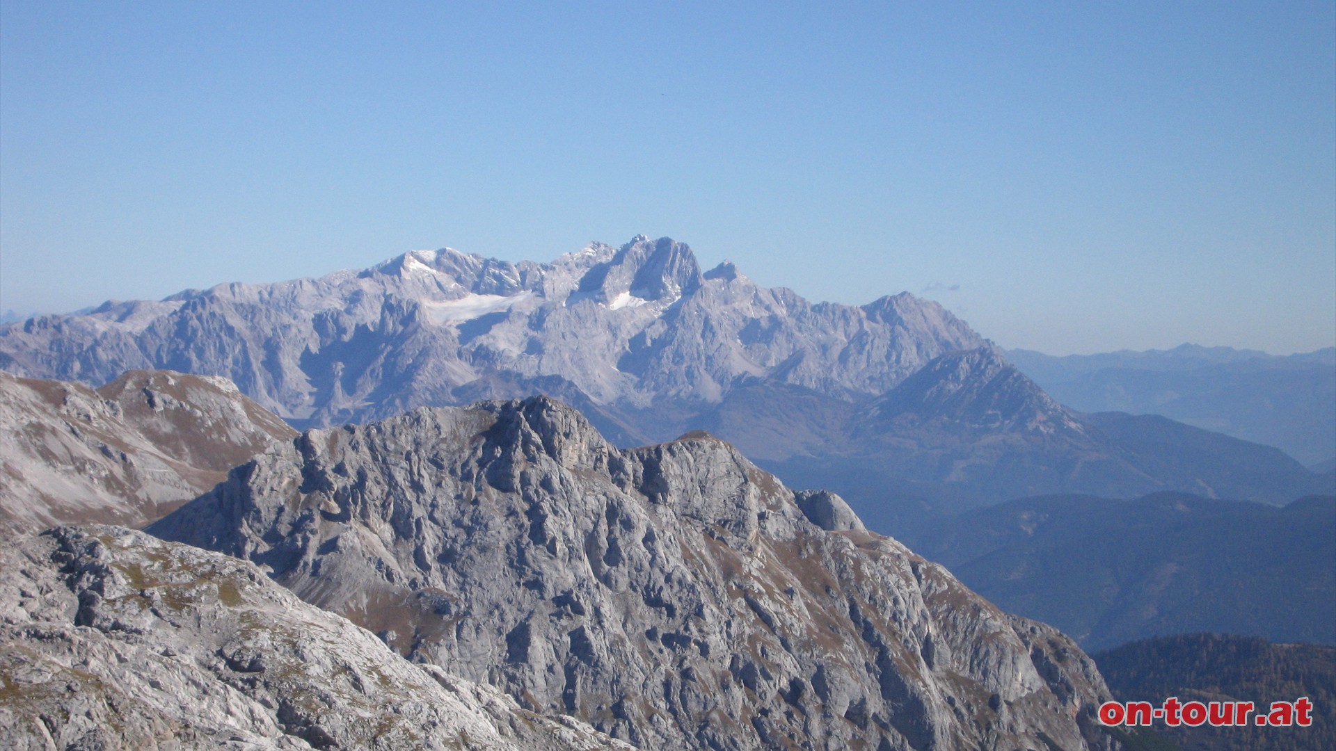 Hinter dem Eiskogel im Osten ragt das Dachsteingebirge empor. Rechts neben dem Dachstein erkennen wir noch deutlich den Filzmooser Hausberg Rettenstein.