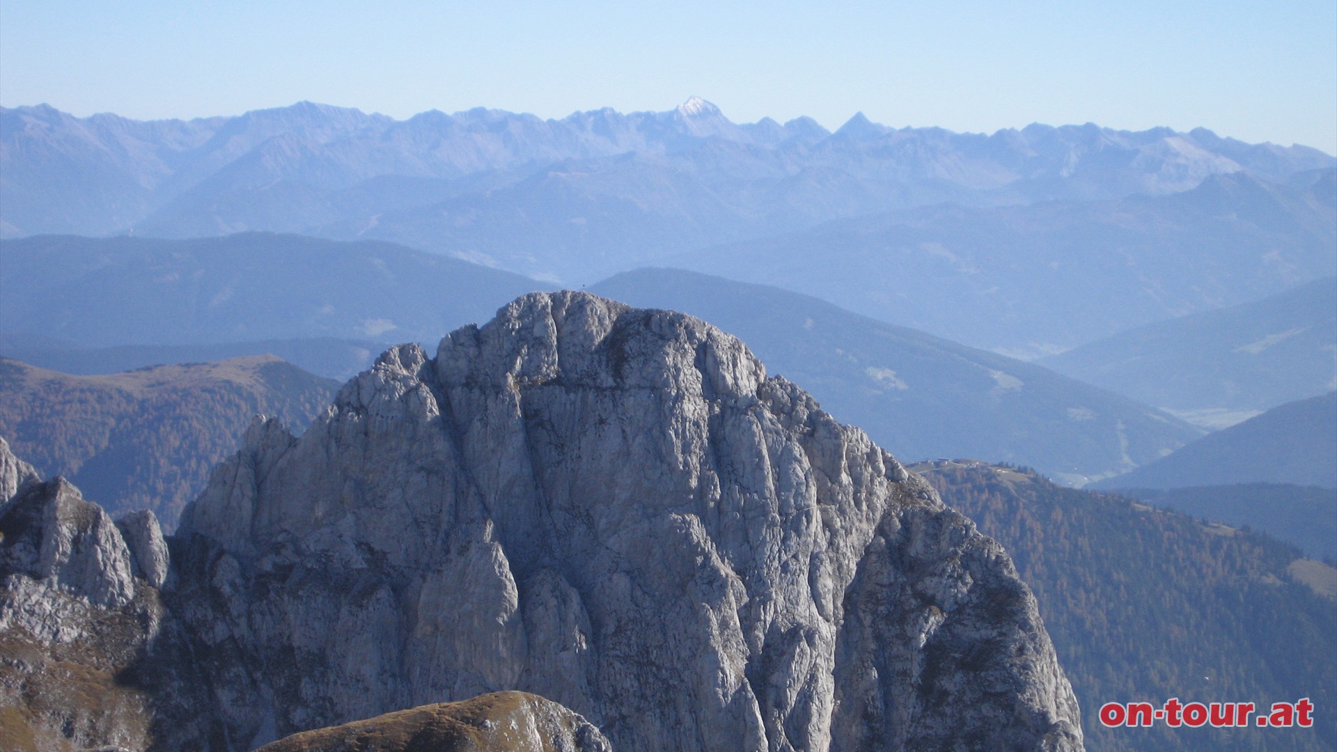 Der Blick auf den steilen Felsaufbau des Hochthron lt erahnen, dass eine einfache Besteigung nicht durchfhrbar ist. Im Hintergrund erstrecken sich die Schladminger Tauern.