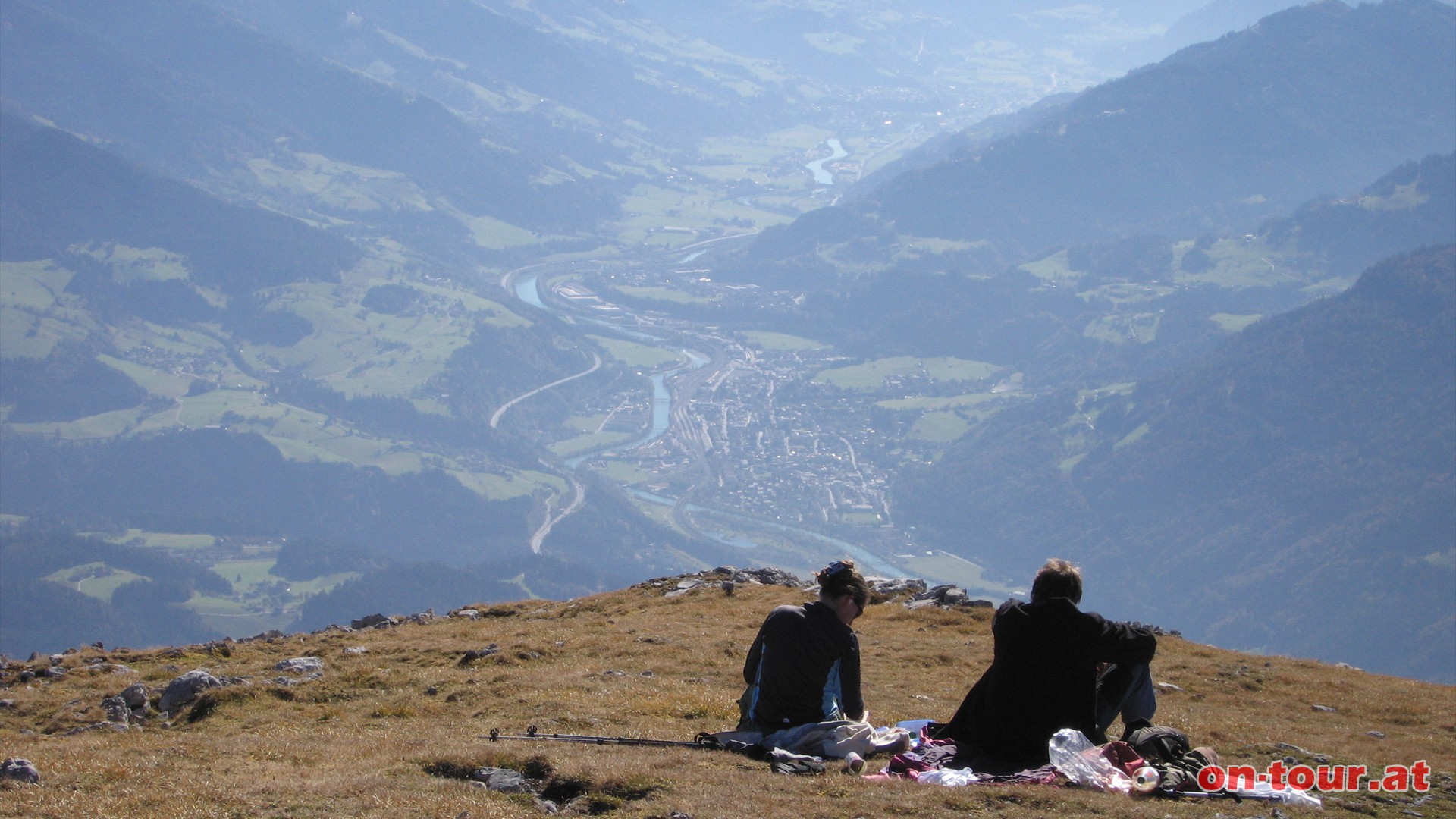 Ein derartiges Panorama ldt verstndlicherweise zu einem gemtlichen Gipfelpicknick ein. Auf der sd-westlichen Talseite liegen Werfen und die Salzach.