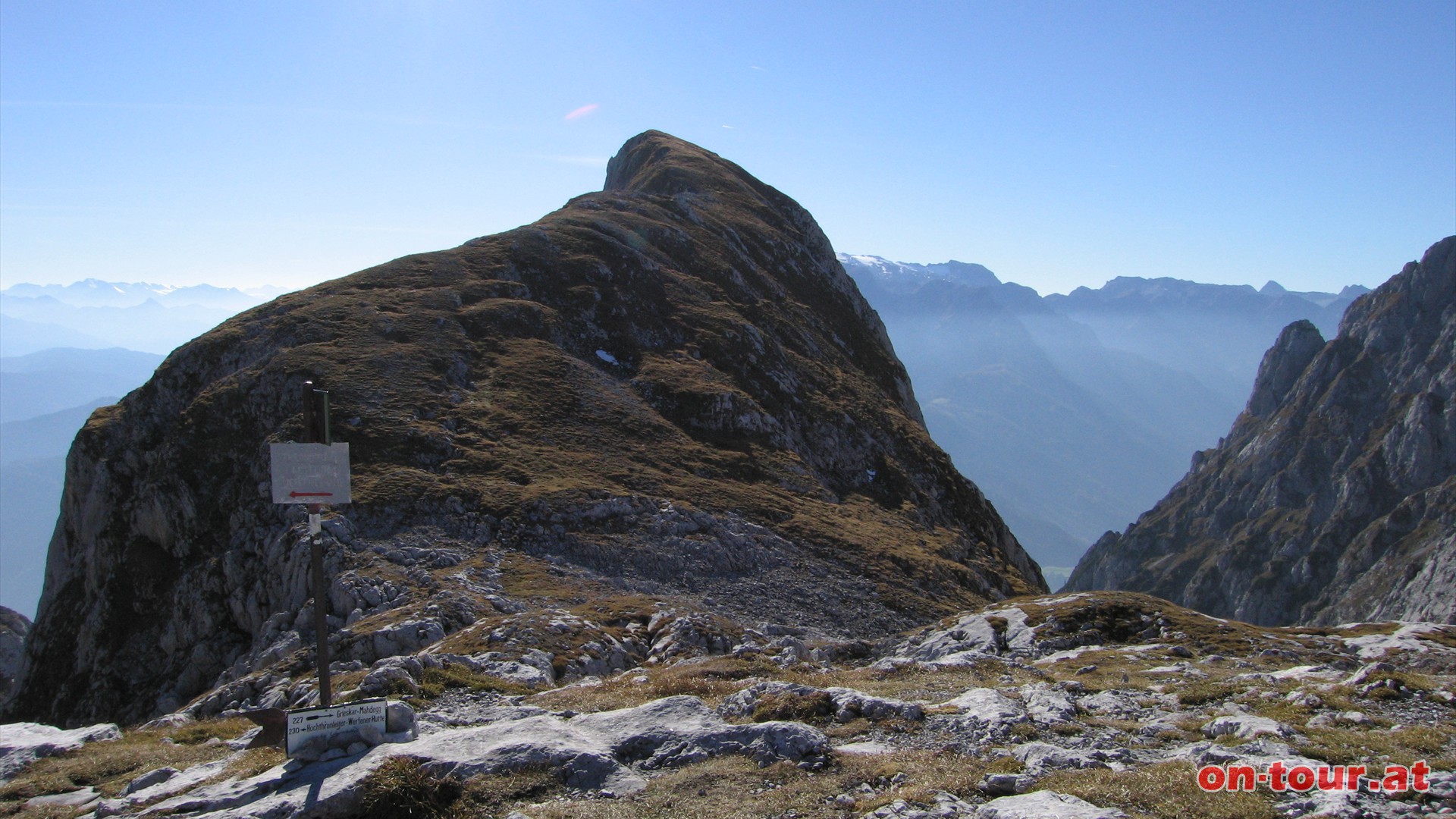 Bei der Griesscharte whlen wir nun den rechten Abstieg und umgehen damit die Hochthronleiter. Diese Variante fhrt rechts vom Fieberhorn vorbei.