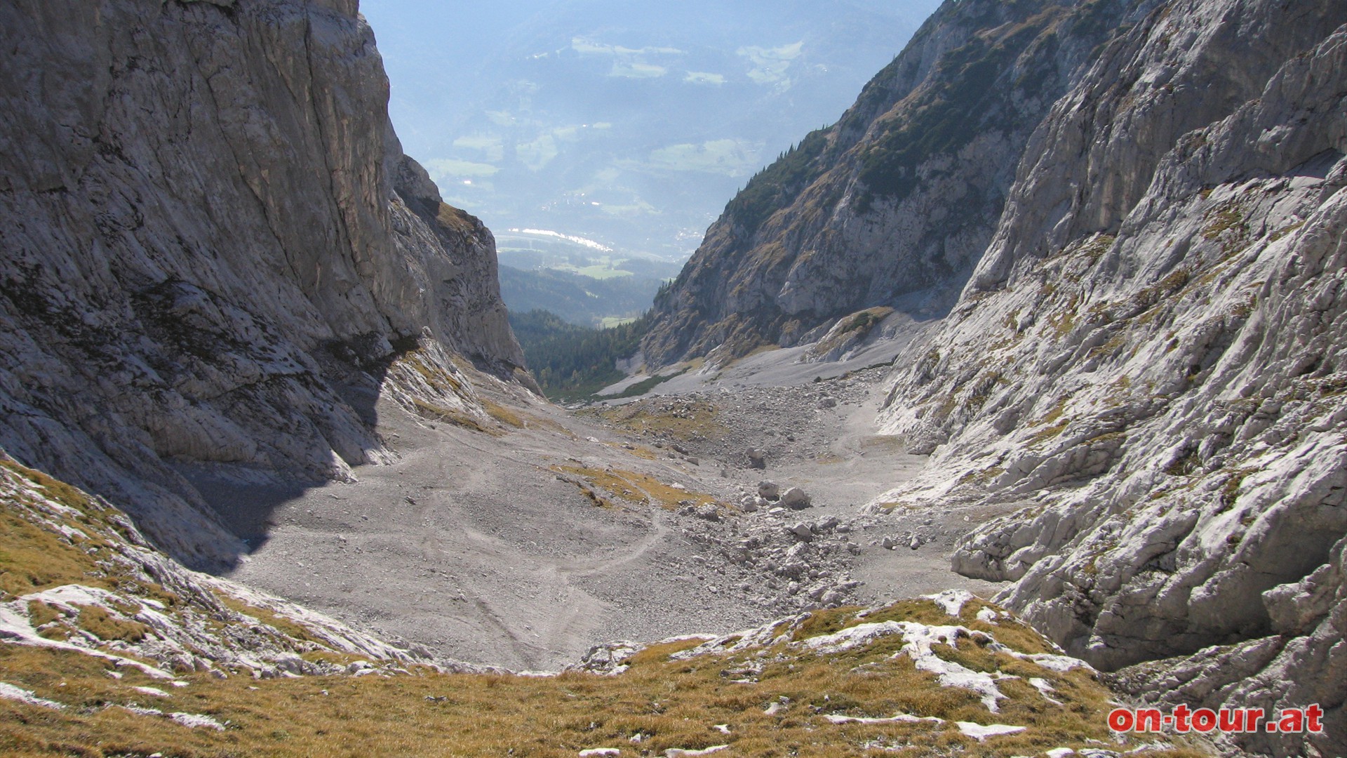 Der Weg durch die Schlucht ist im oberen Bereich stellenweise ebenfalls etwas steiler (mit Stahlseilen teilweise gesichert), aber weniger ausgesetzt als der Leiterweg.